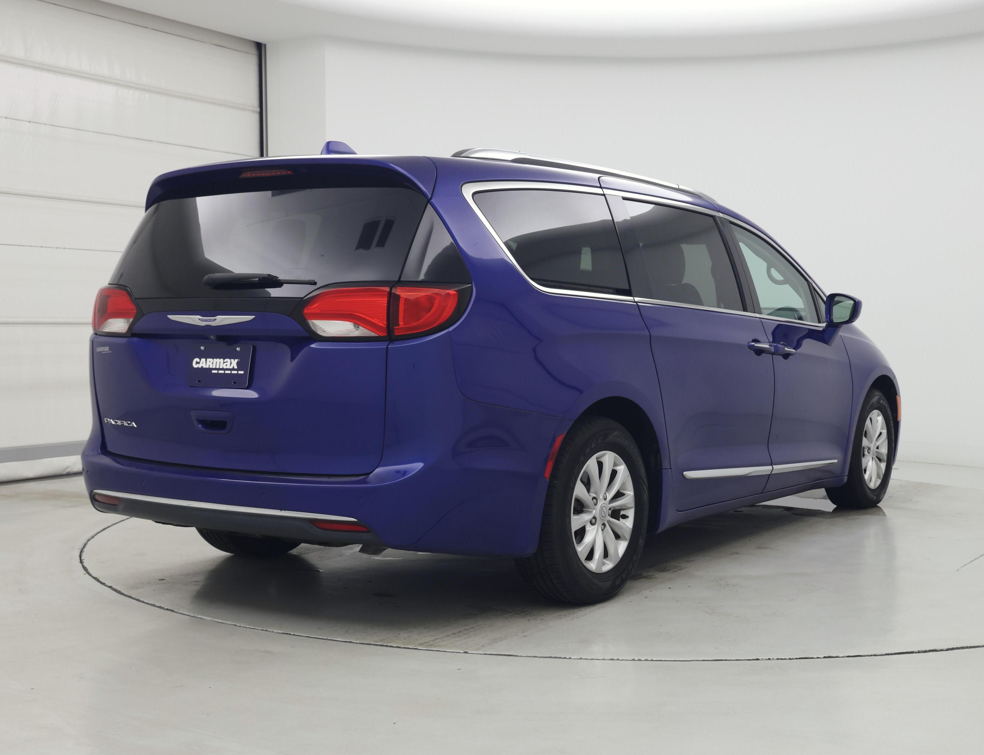 Thumbnail: 2018 Chrysler Pacifica - 8