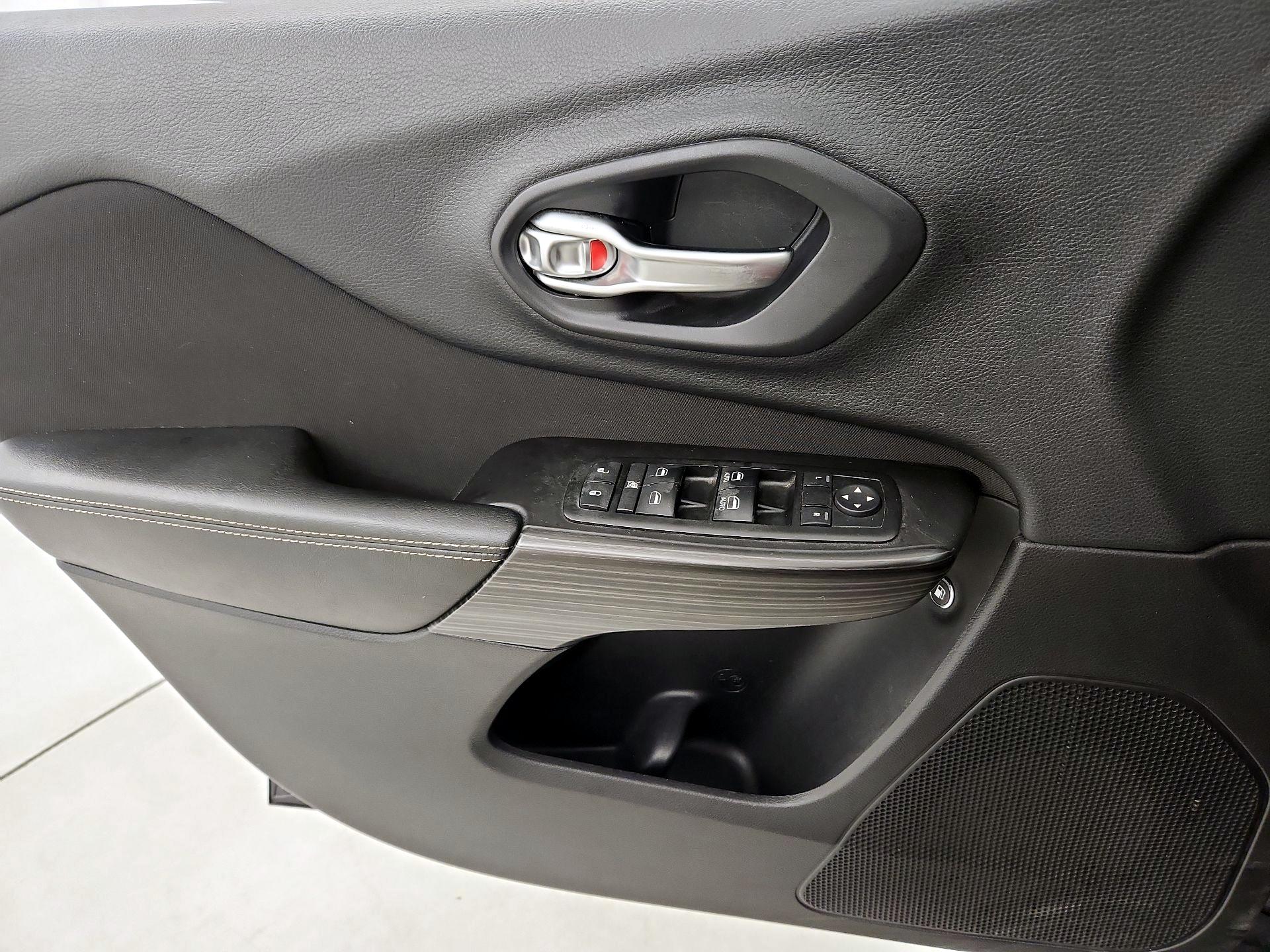 Thumbnail: 2015 Jeep Cherokee - 12