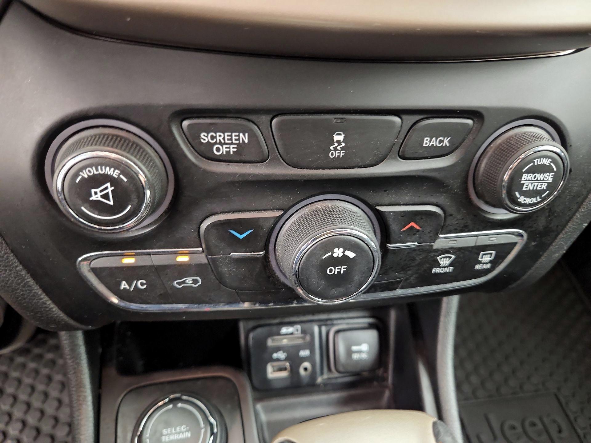 Thumbnail: 2015 Jeep Cherokee - 16