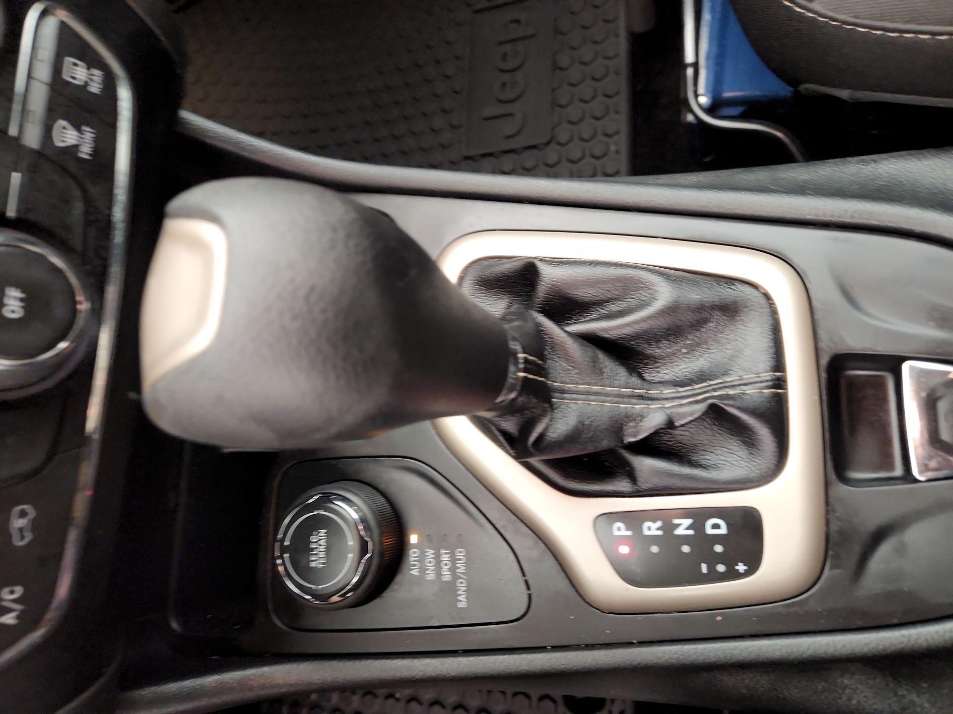 Thumbnail: 2015 Jeep Cherokee - 17