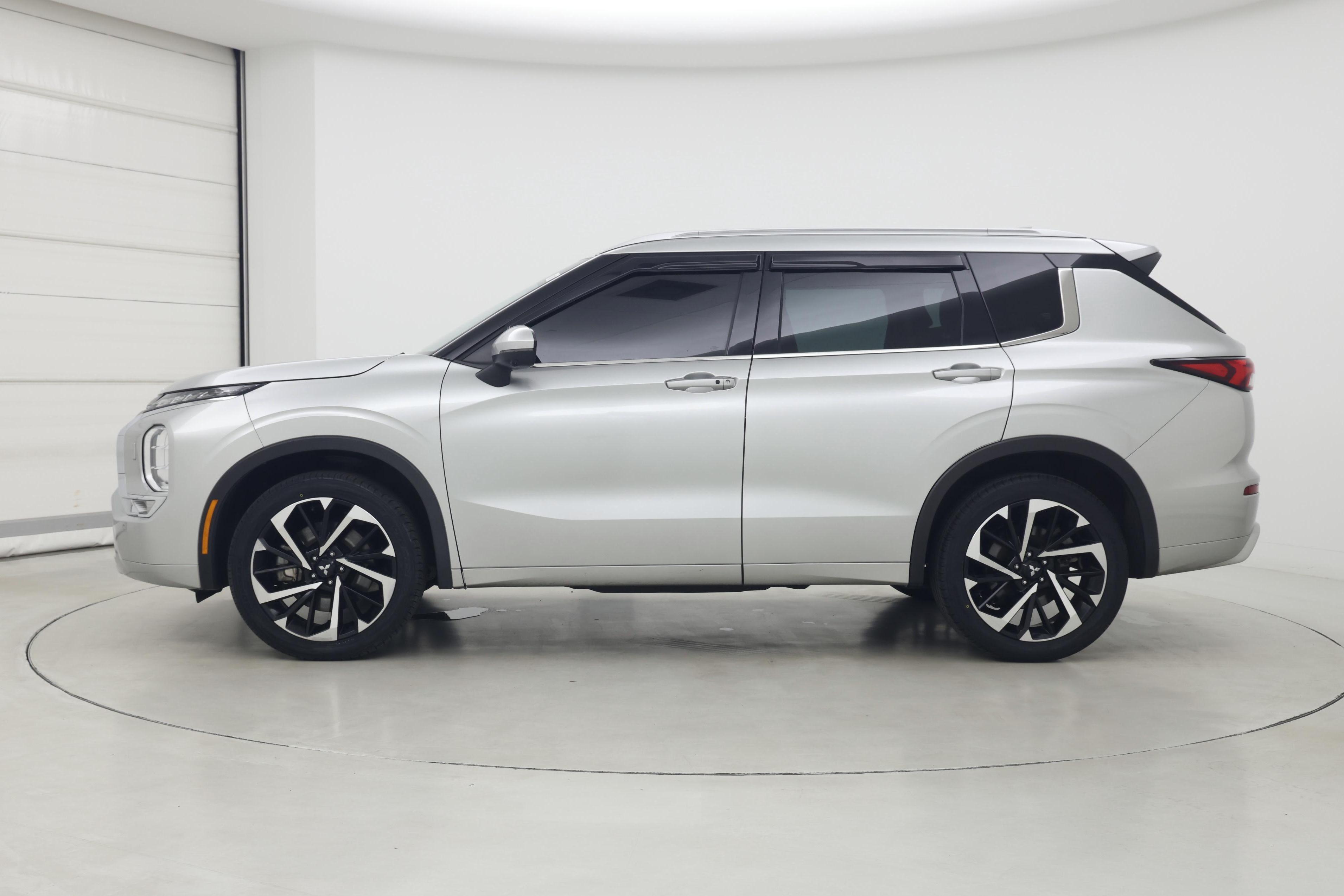 Thumbnail: 2022 Mitsubishi Outlander - 3