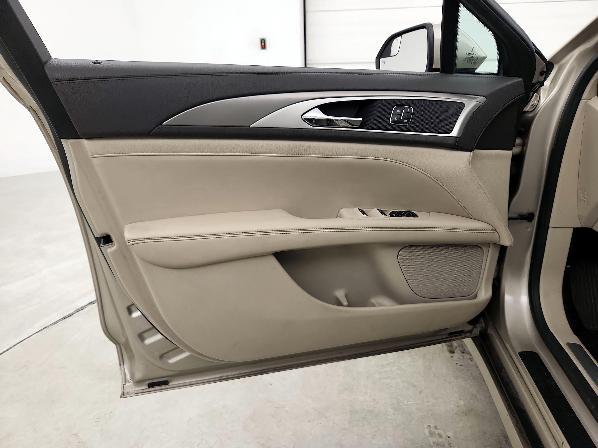 Thumbnail: 2017 Lincoln MKZ - 12