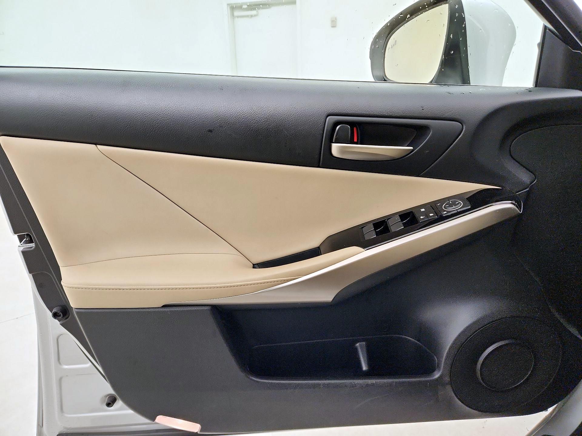 Thumbnail: 2019 Lexus IS - 12