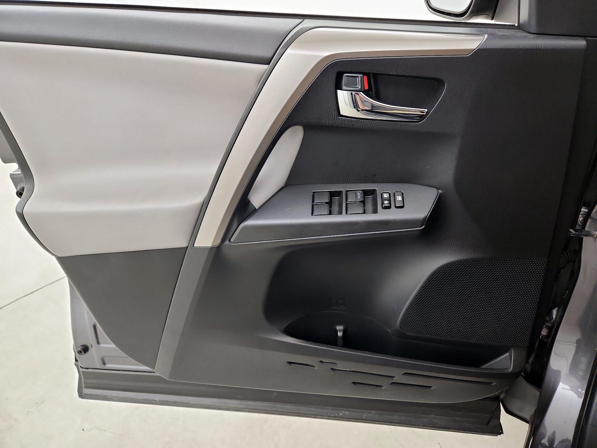 Thumbnail: 2018 Toyota RAV4 - 12