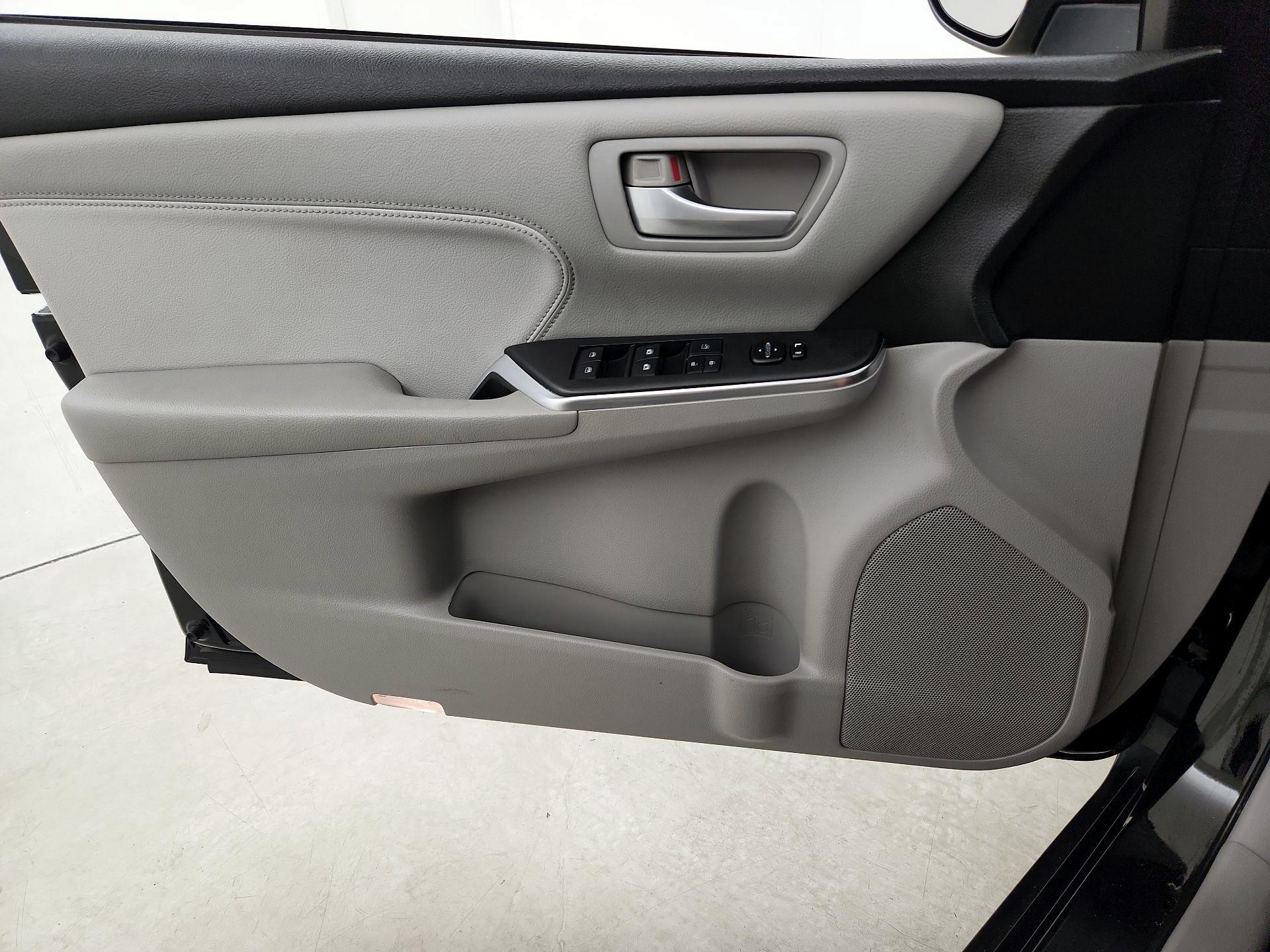 Thumbnail: 2016 Toyota Camry - 12