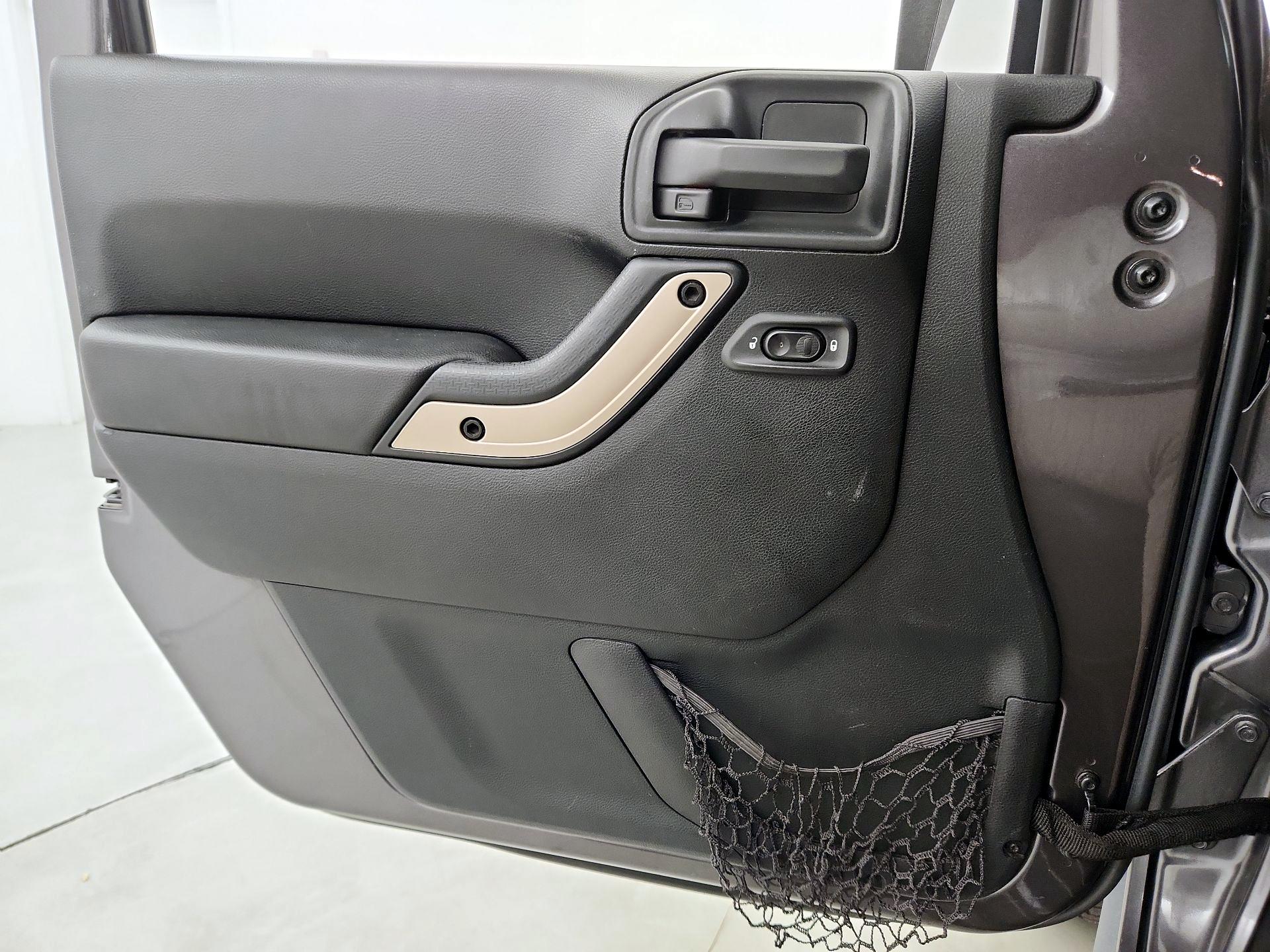 Thumbnail: 2016 Jeep Wrangler - 12