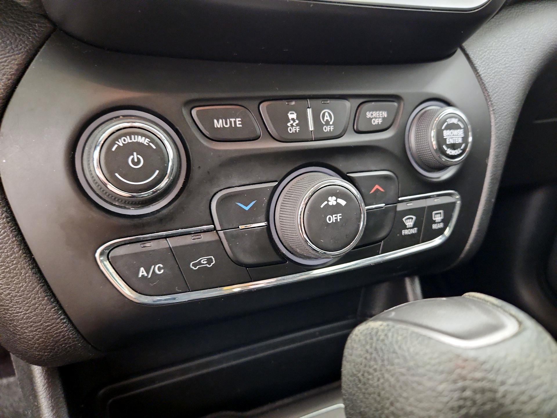 Thumbnail: 2019 Jeep Cherokee - 16