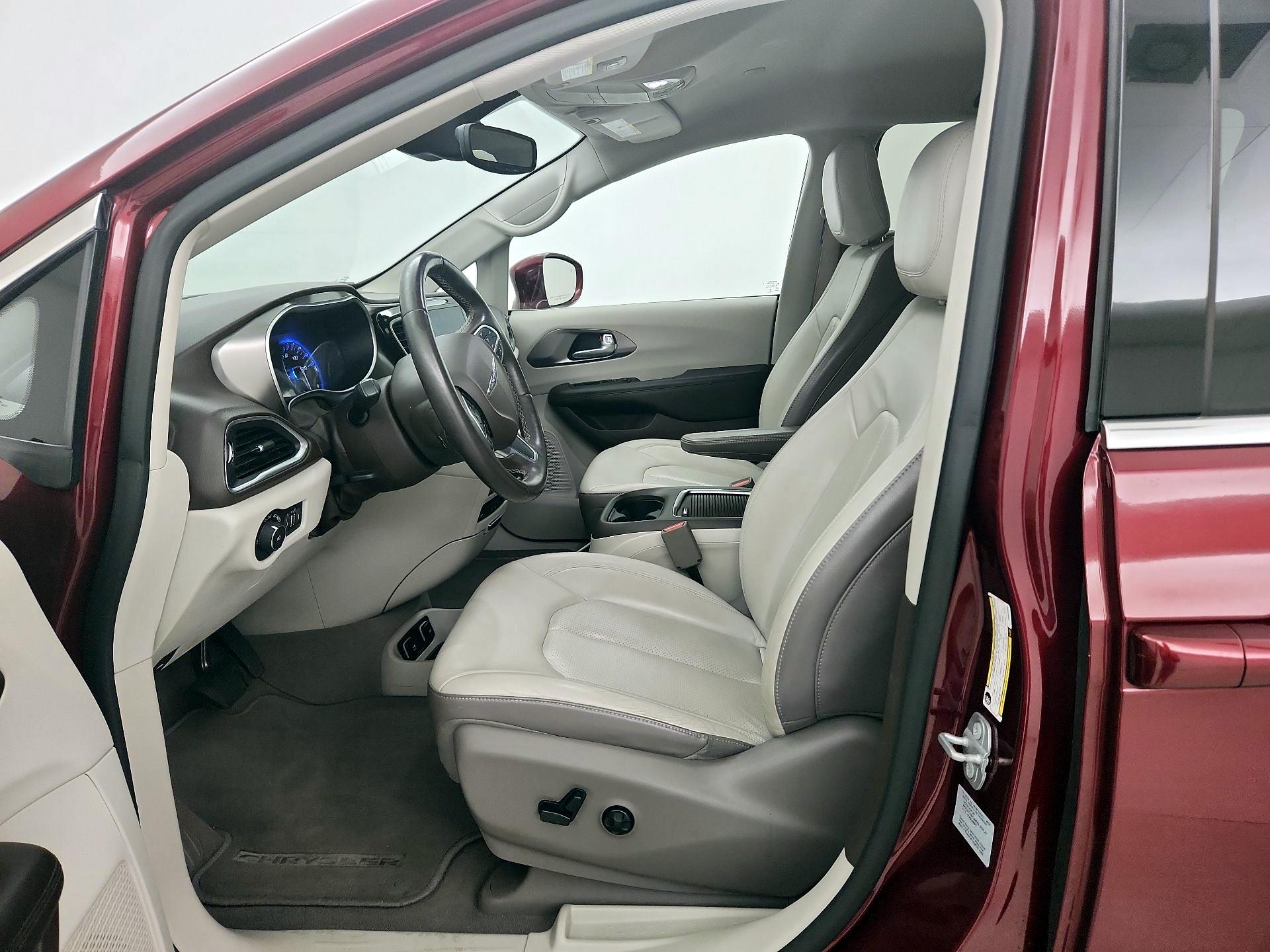 Thumbnail: 2017 Chrysler Pacifica - 11