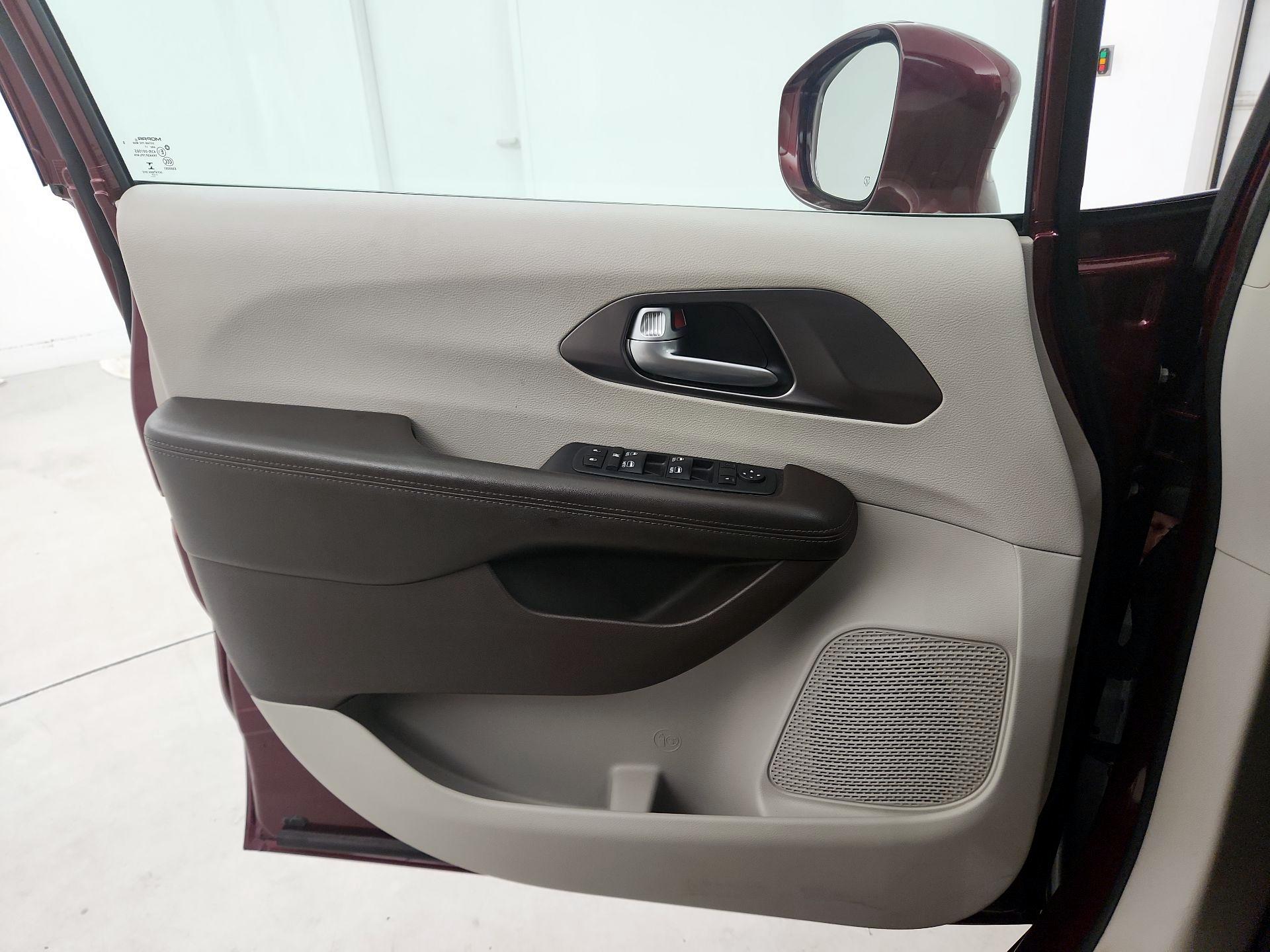 Thumbnail: 2017 Chrysler Pacifica - 12