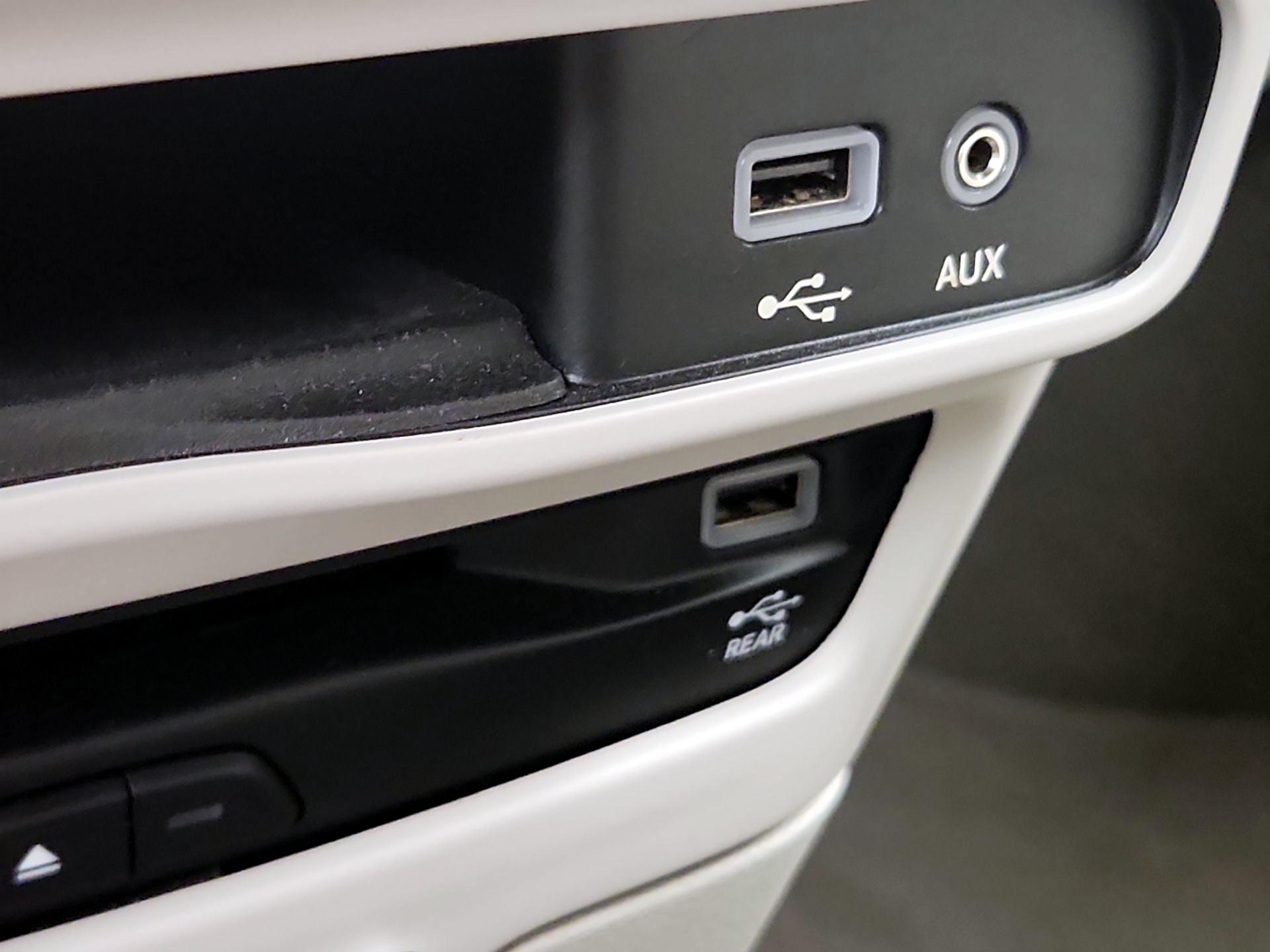 Thumbnail: 2017 Chrysler Pacifica - 19