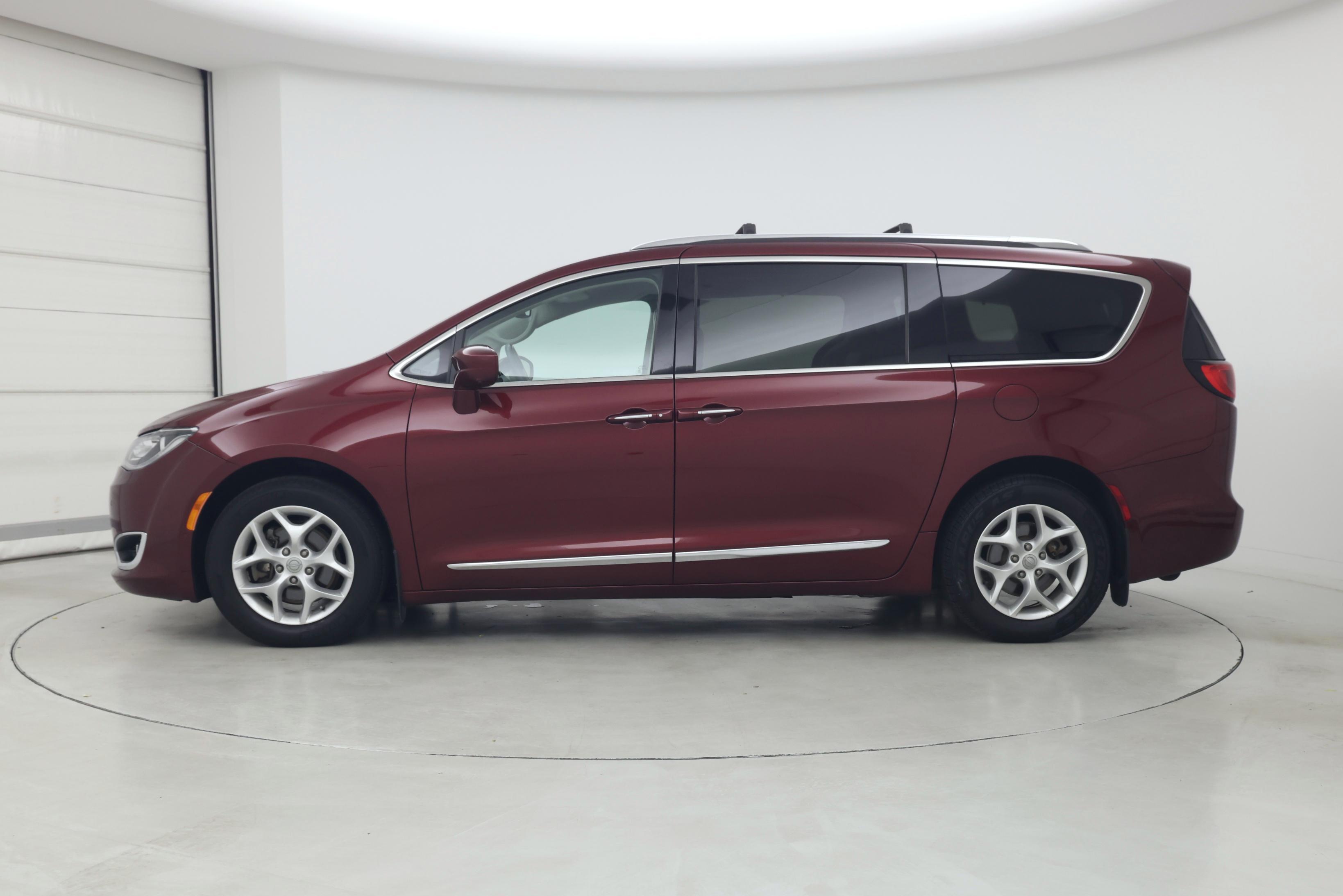 Thumbnail: 2017 Chrysler Pacifica - 3