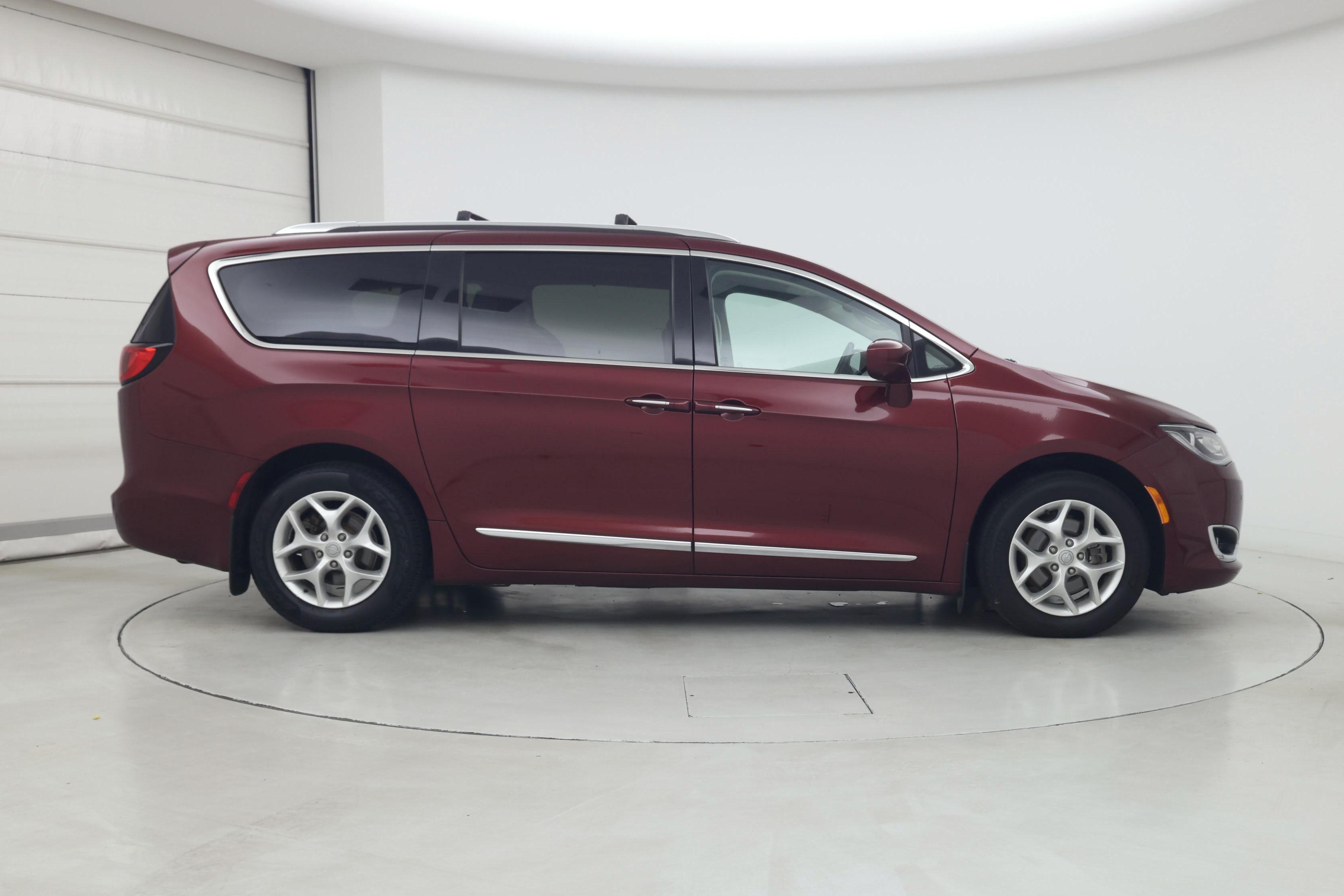 Thumbnail: 2017 Chrysler Pacifica - 7