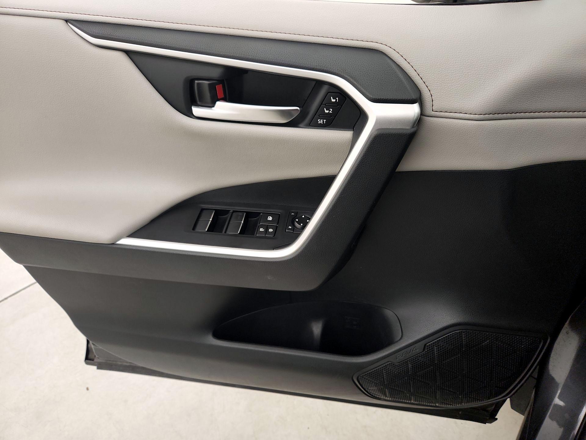 Thumbnail: 2020 Toyota RAV4 - 12