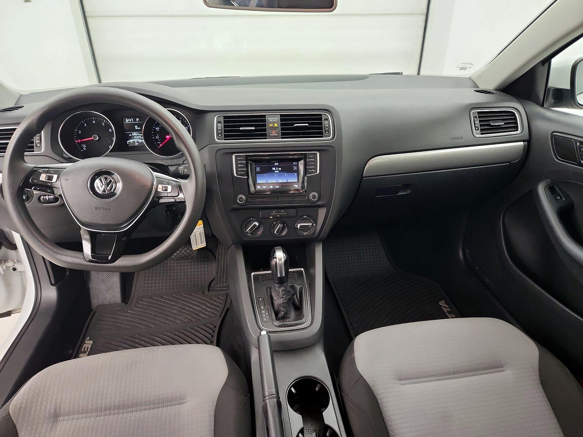 Thumbnail: 2017 Volkswagen Jetta - 9