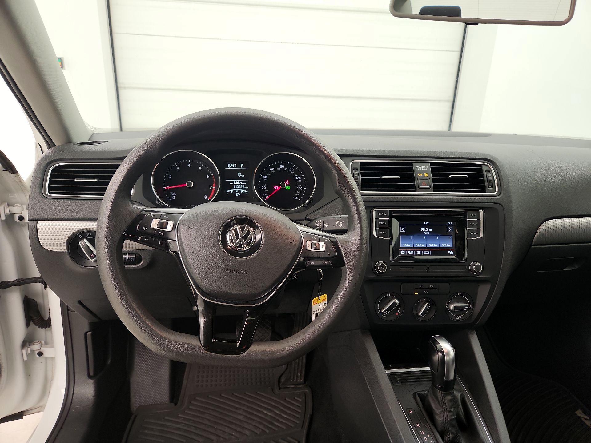 Thumbnail: 2017 Volkswagen Jetta - 10