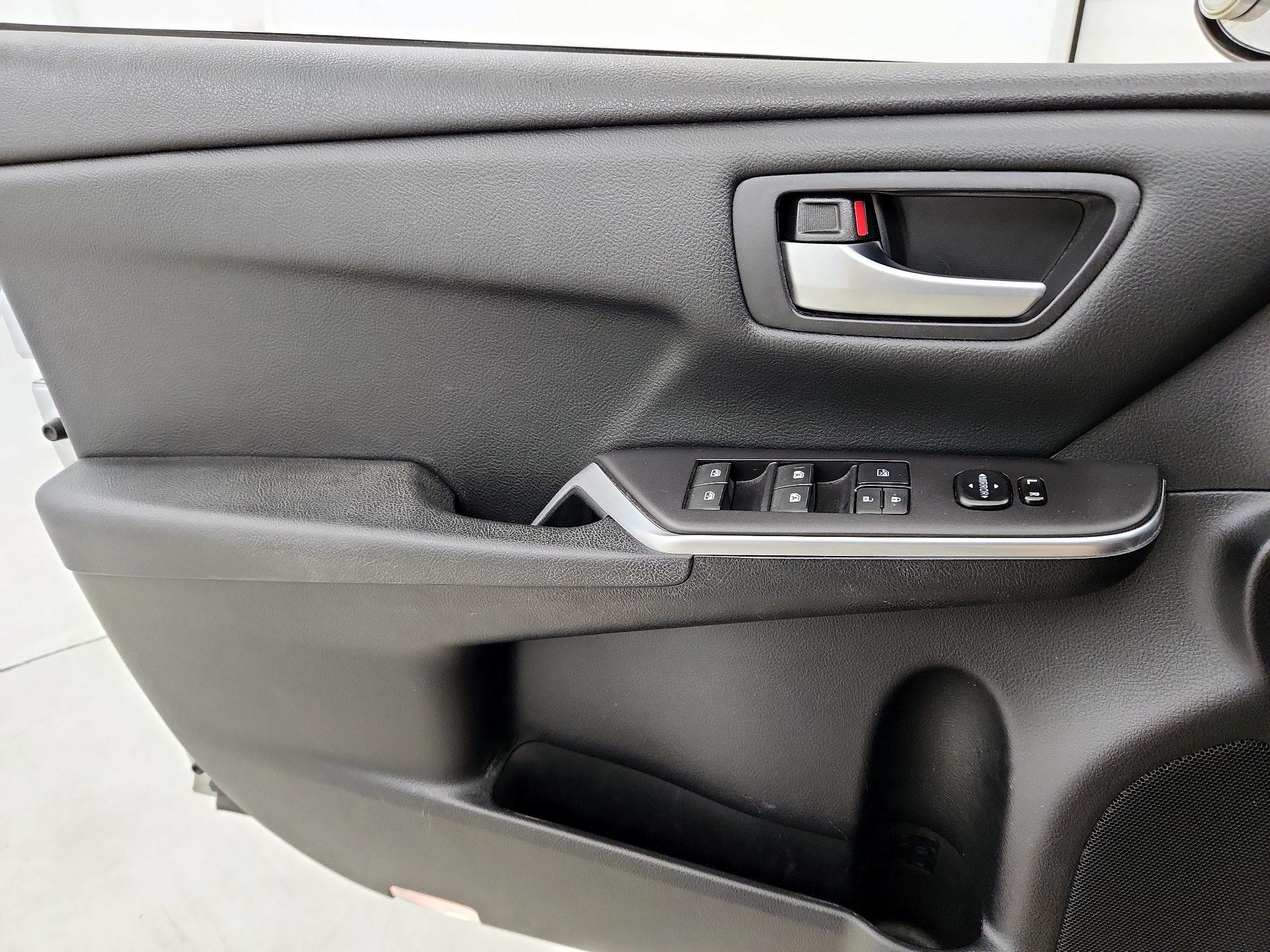 Thumbnail: 2016 Toyota Camry - 12