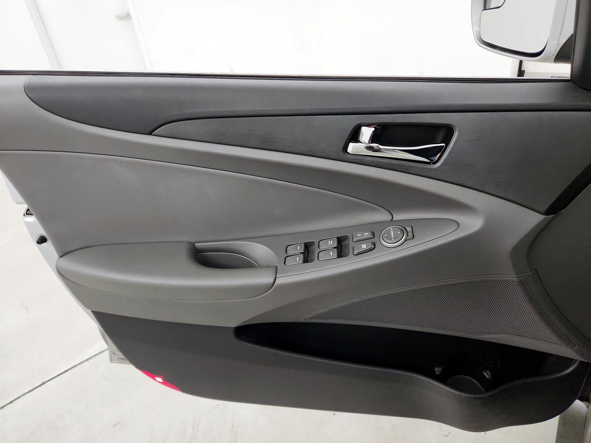 Thumbnail: 2014 Hyundai Sonata - 12