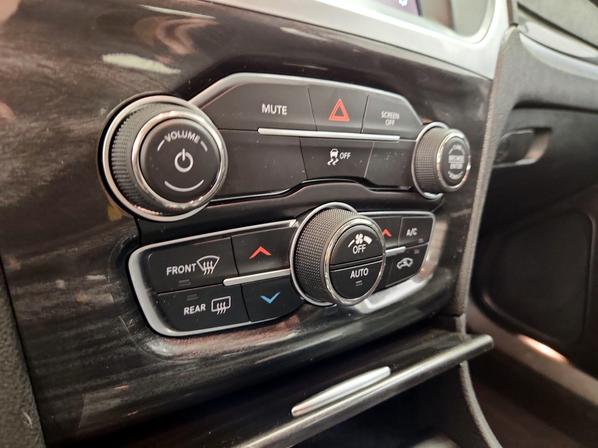 Thumbnail: 2019 Chrysler 300 - 16