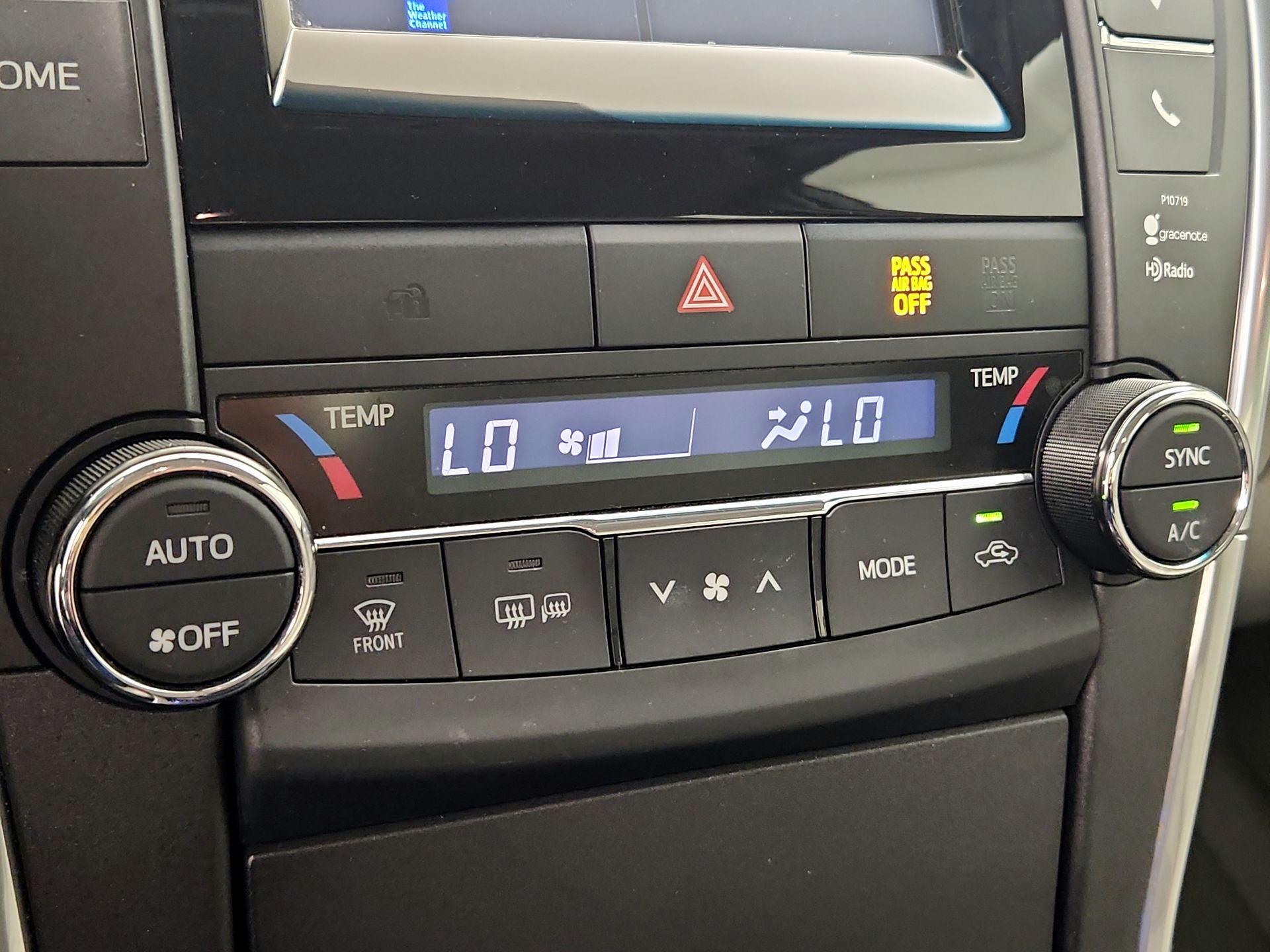 Thumbnail: 2015 Toyota Camry - 16