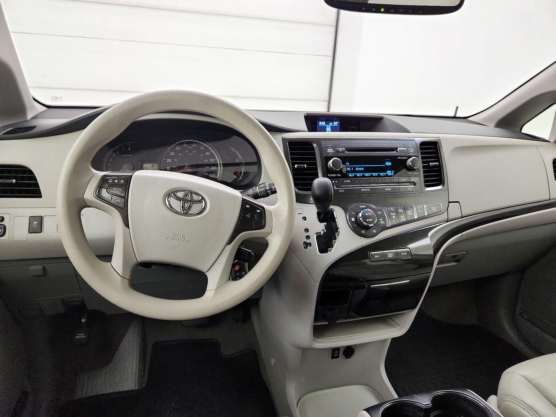 Thumbnail: 2014 Toyota Sienna - 9