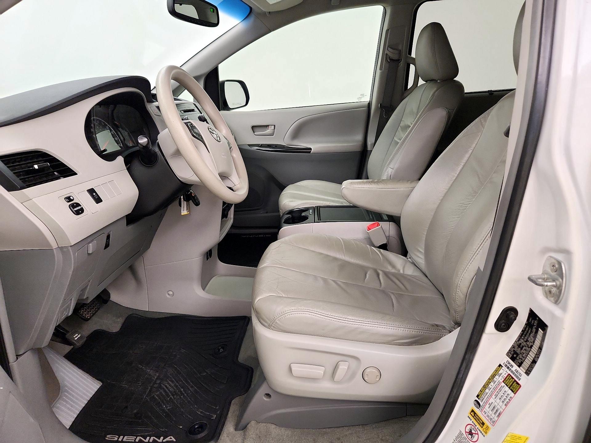 Thumbnail: 2014 Toyota Sienna - 11