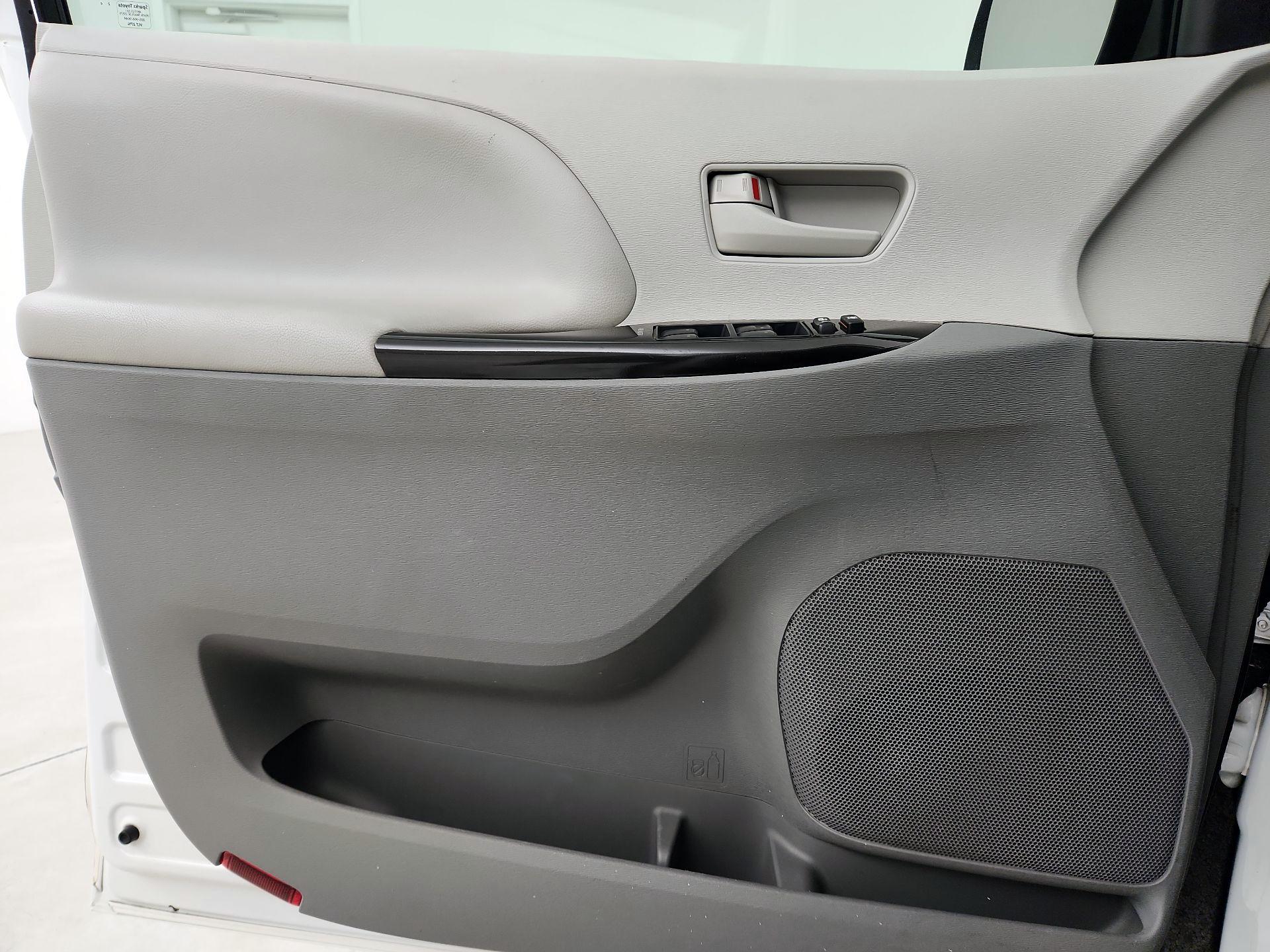 Thumbnail: 2014 Toyota Sienna - 12