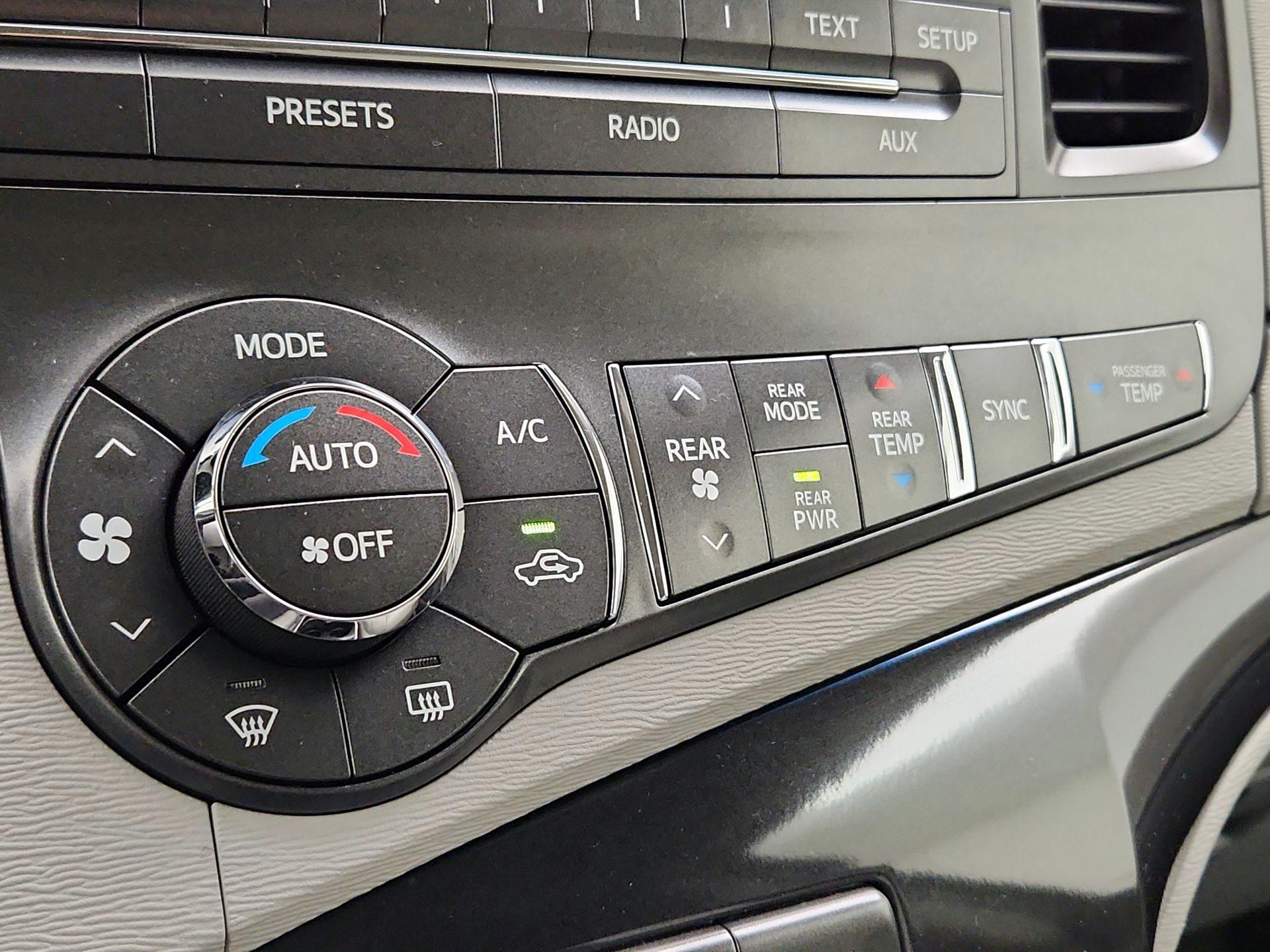 Thumbnail: 2014 Toyota Sienna - 16