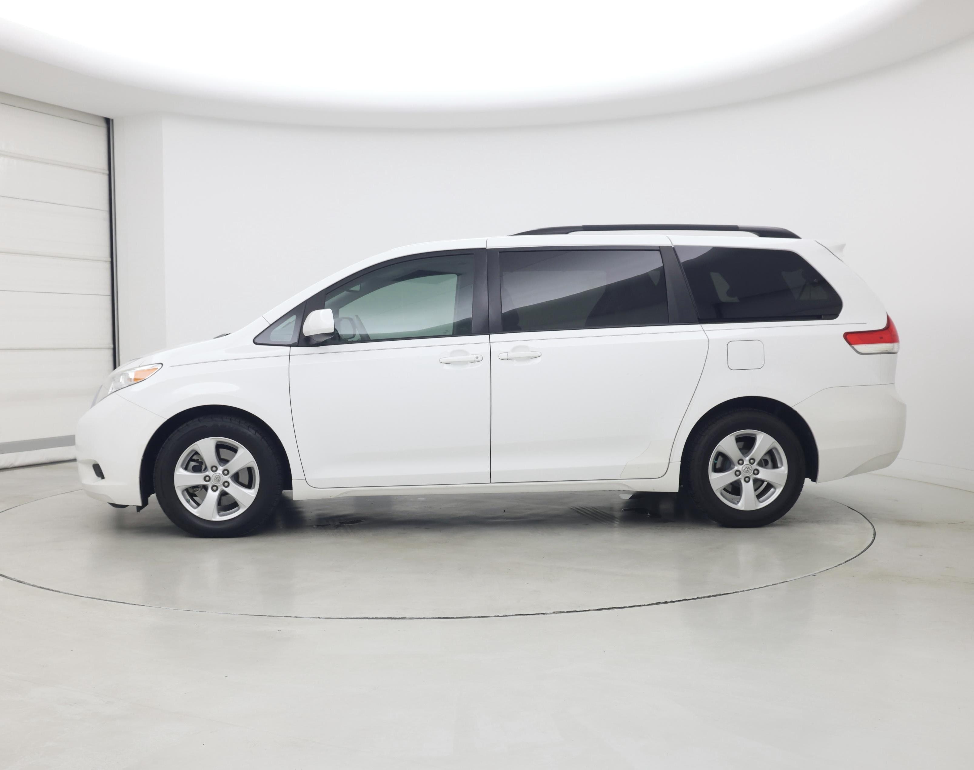 Thumbnail: 2014 Toyota Sienna - 3