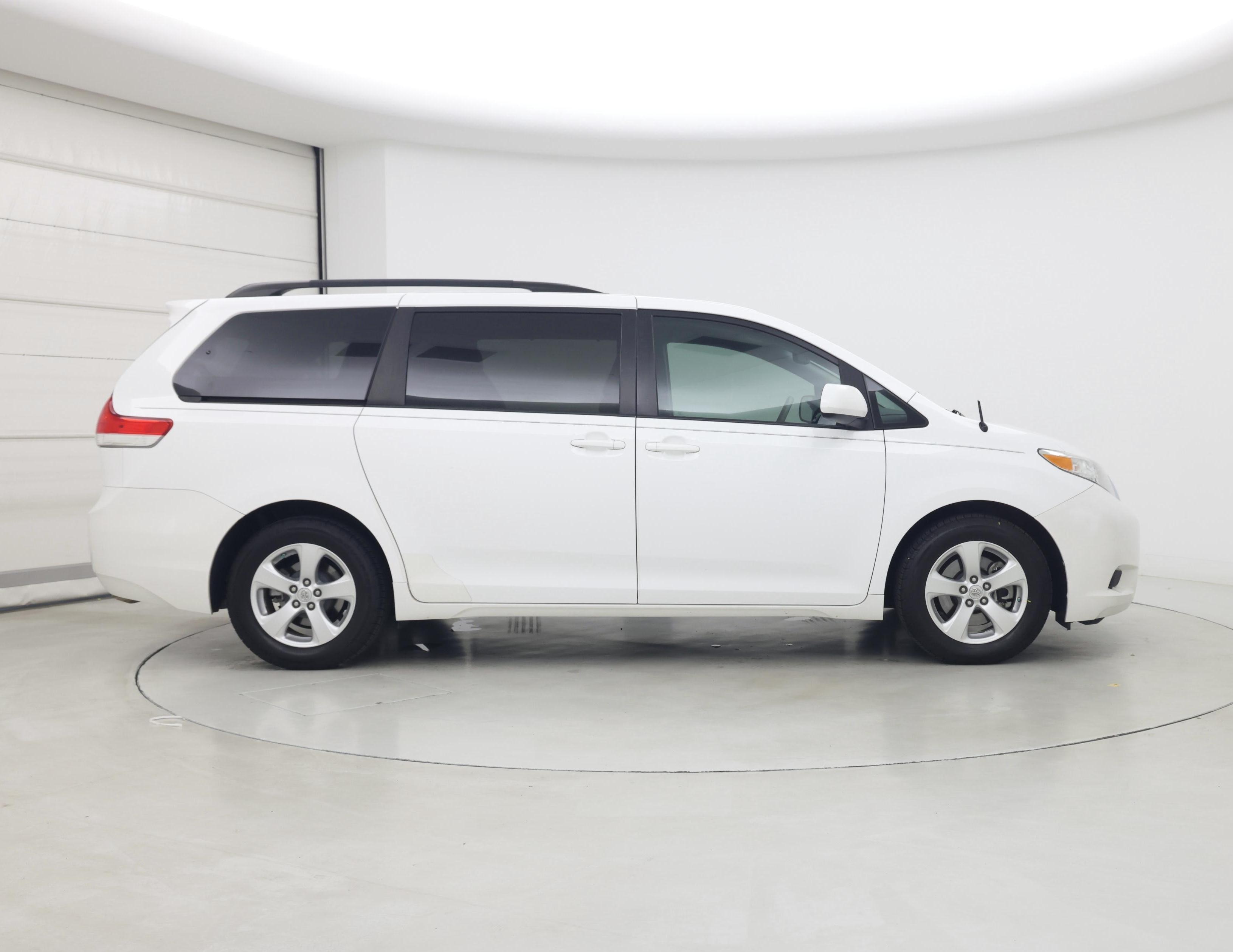 Thumbnail: 2014 Toyota Sienna - 7