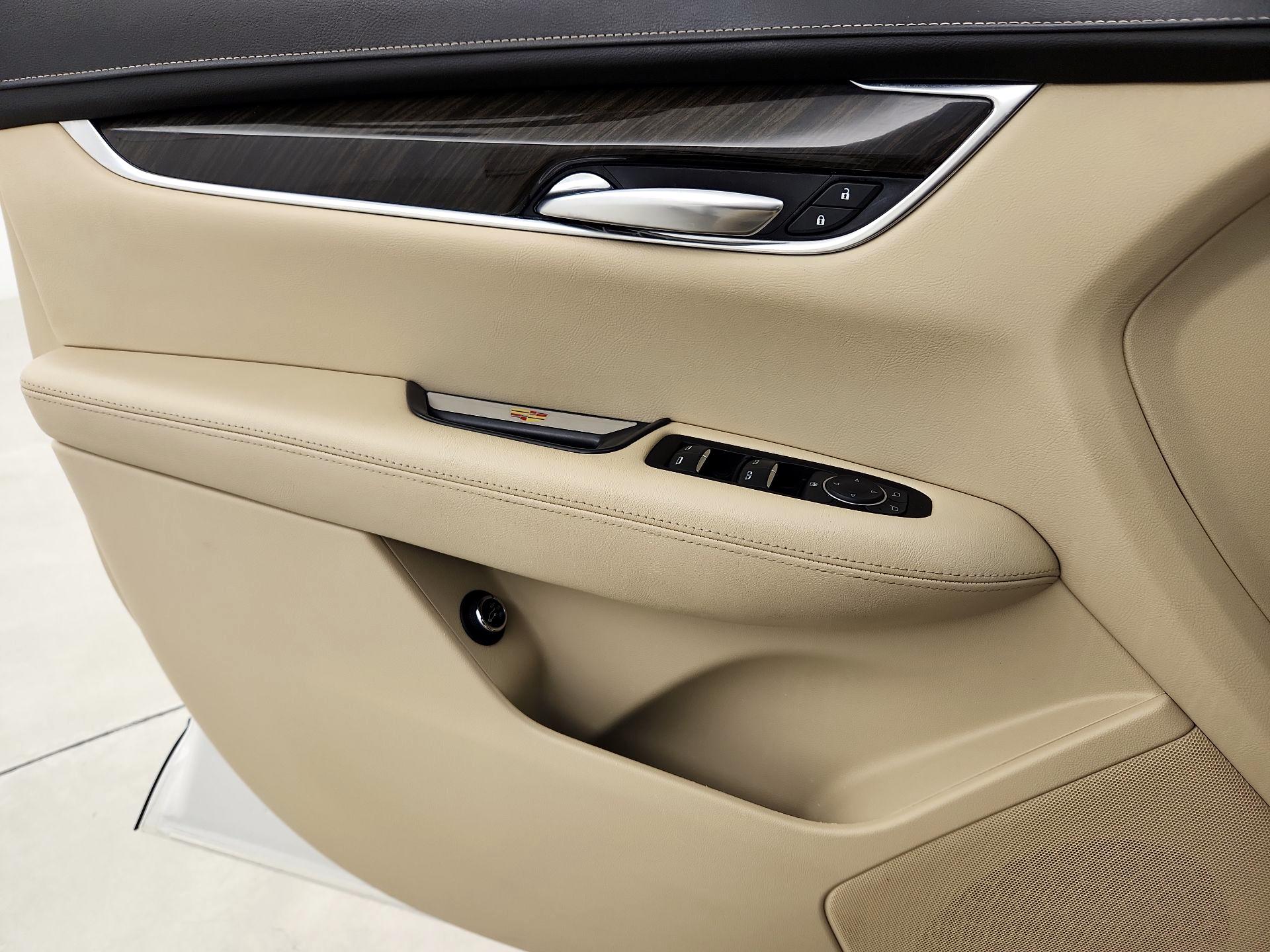 Thumbnail: 2017 Cadillac XT5 - 12
