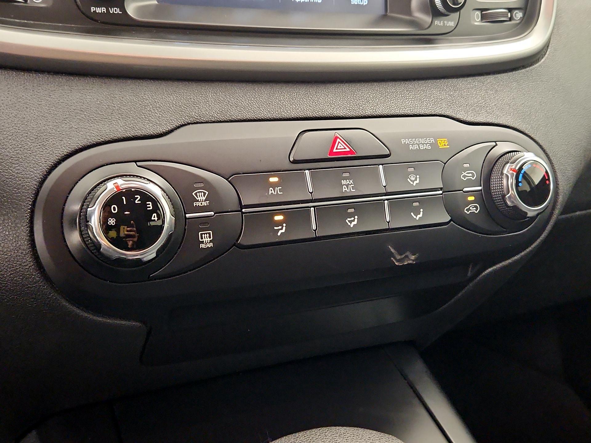 Thumbnail: 2019 Kia Sorento - 16