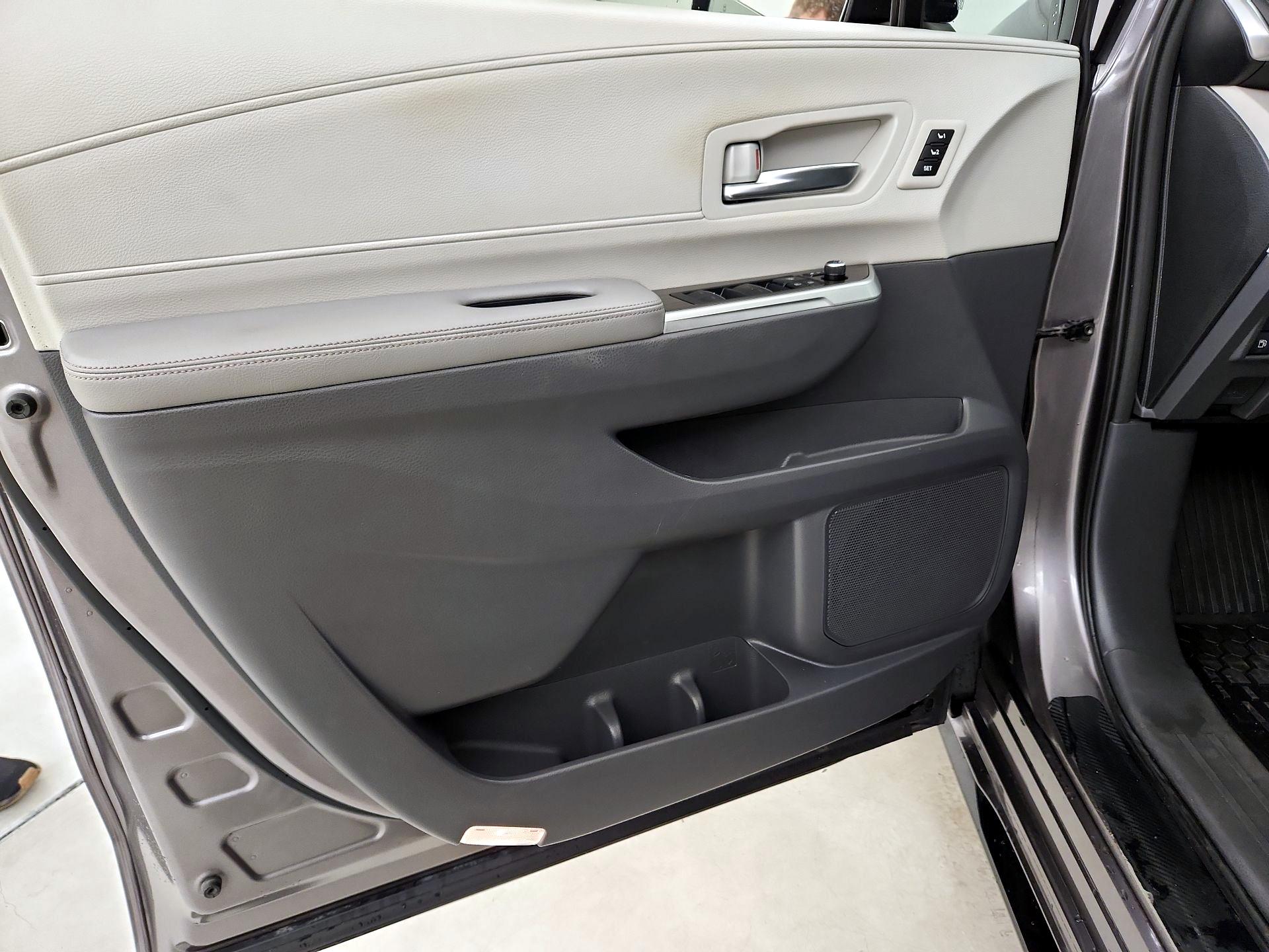 Thumbnail: 2021 Toyota Sienna - 12