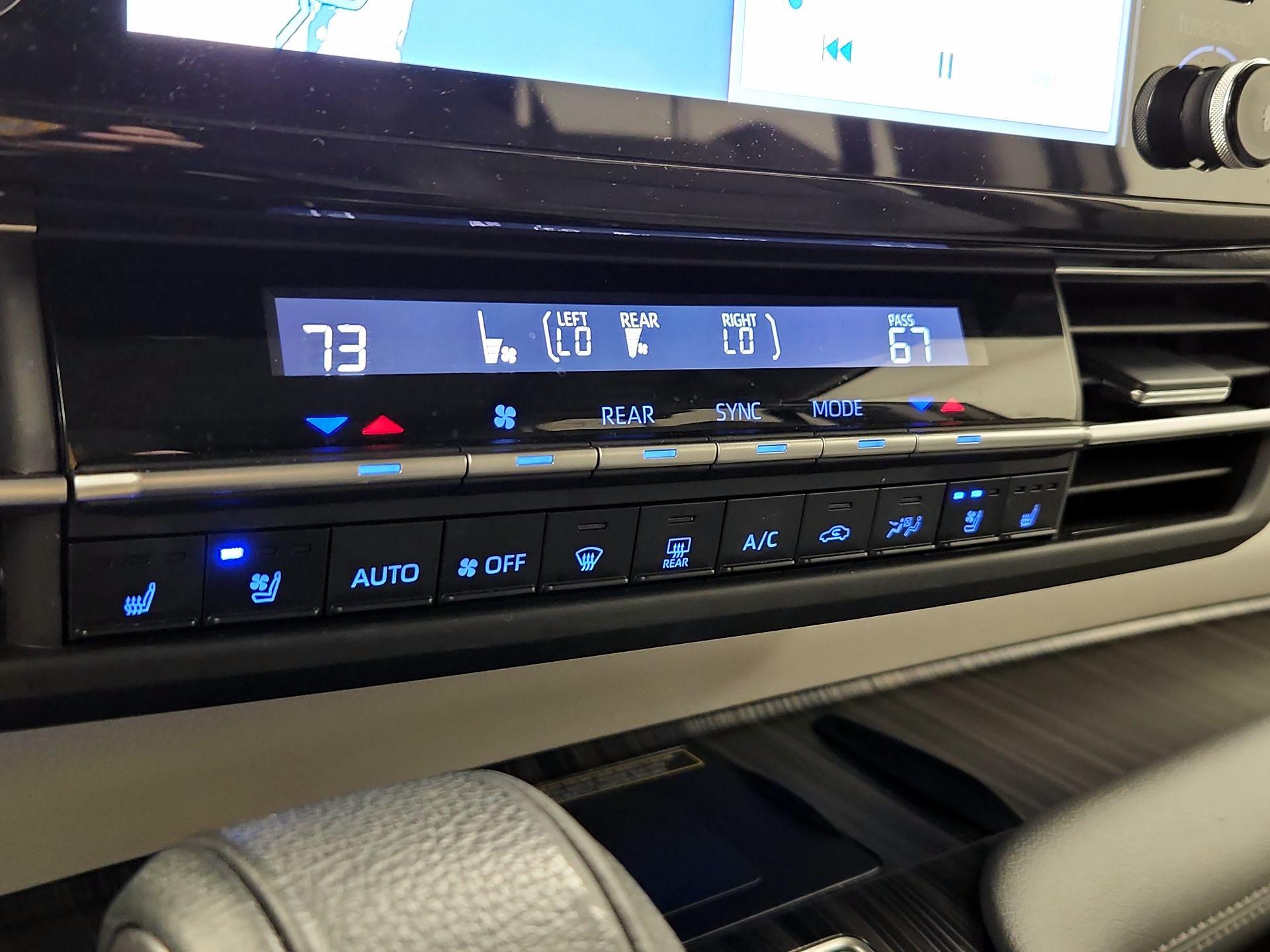 Thumbnail: 2021 Toyota Sienna - 17
