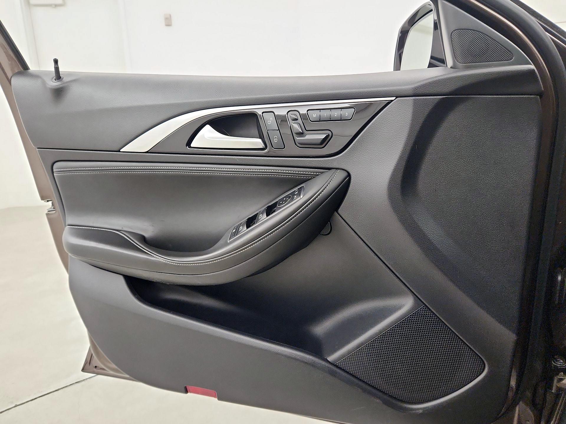 Thumbnail: 2019 INFINITI QX30 - 12
