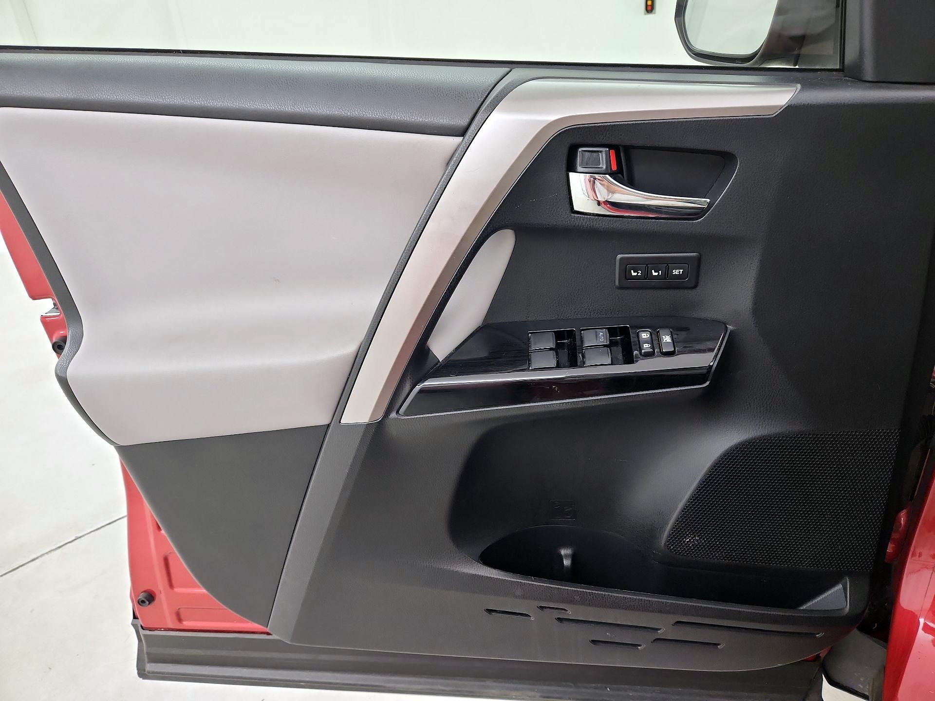 Thumbnail: 2016 Toyota RAV4 - 12