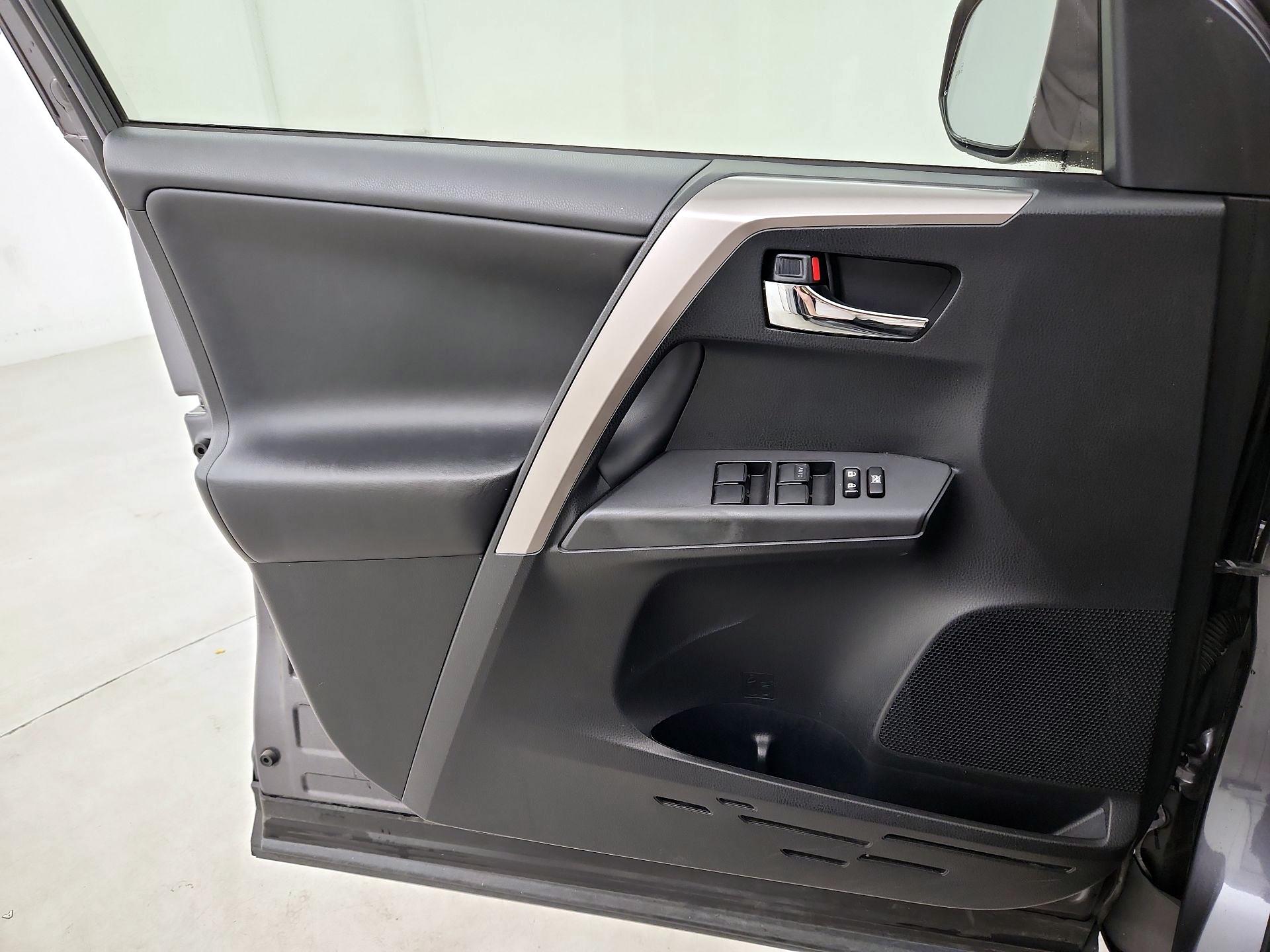 Thumbnail: 2018 Toyota RAV4 - 12