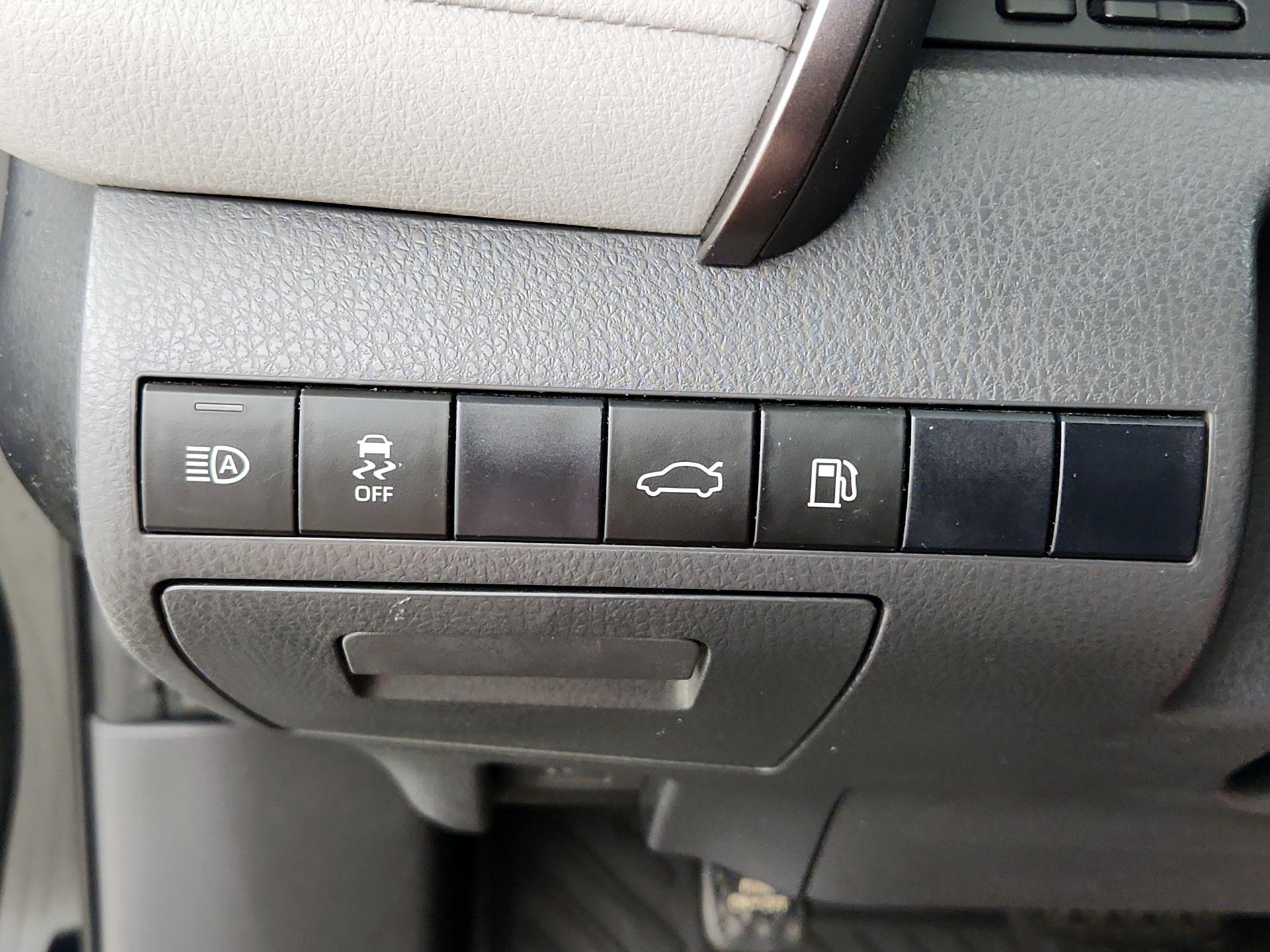 Thumbnail: 2018 Toyota Camry - 13