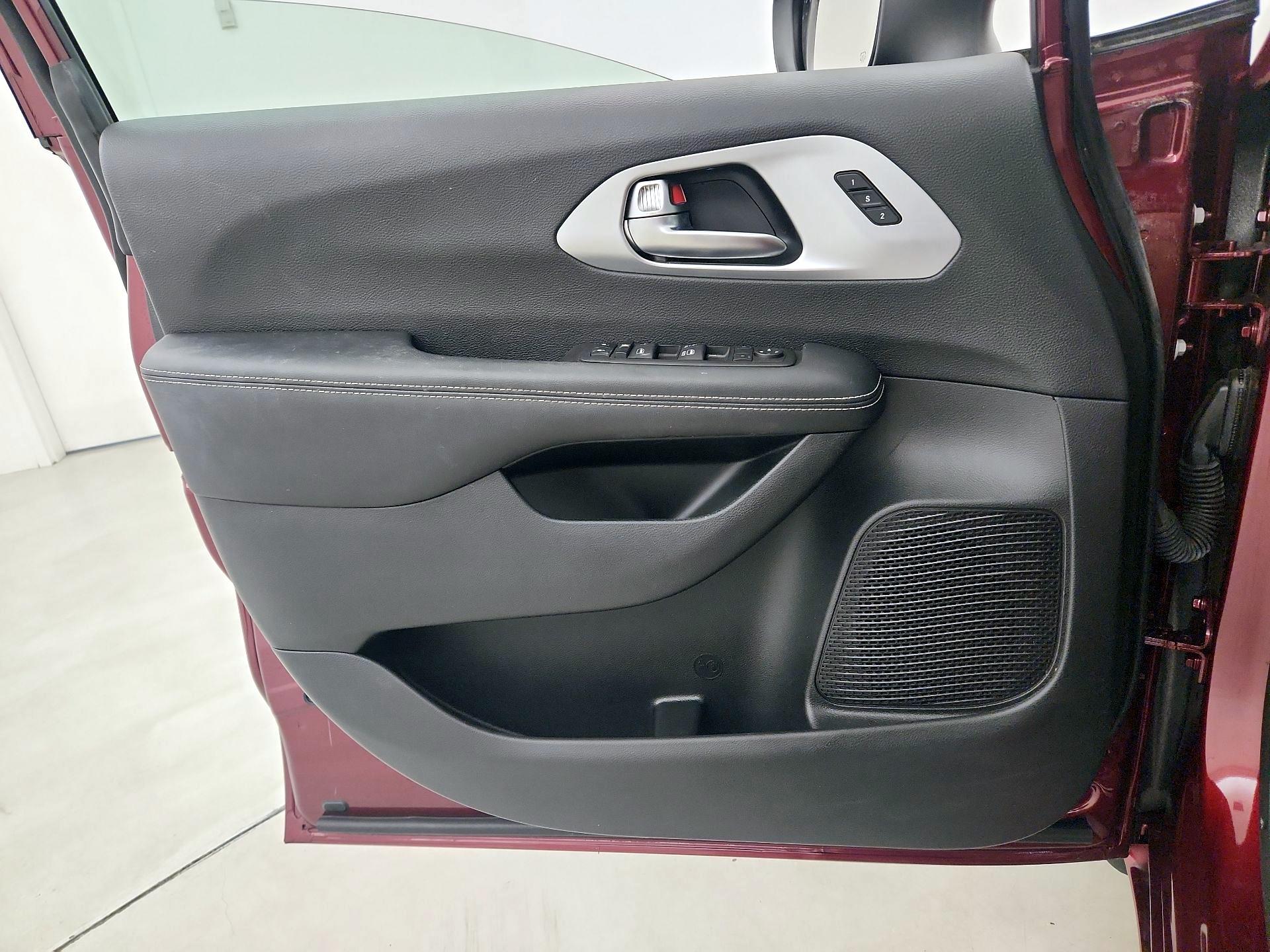 Thumbnail: 2023 Chrysler Pacifica - 12