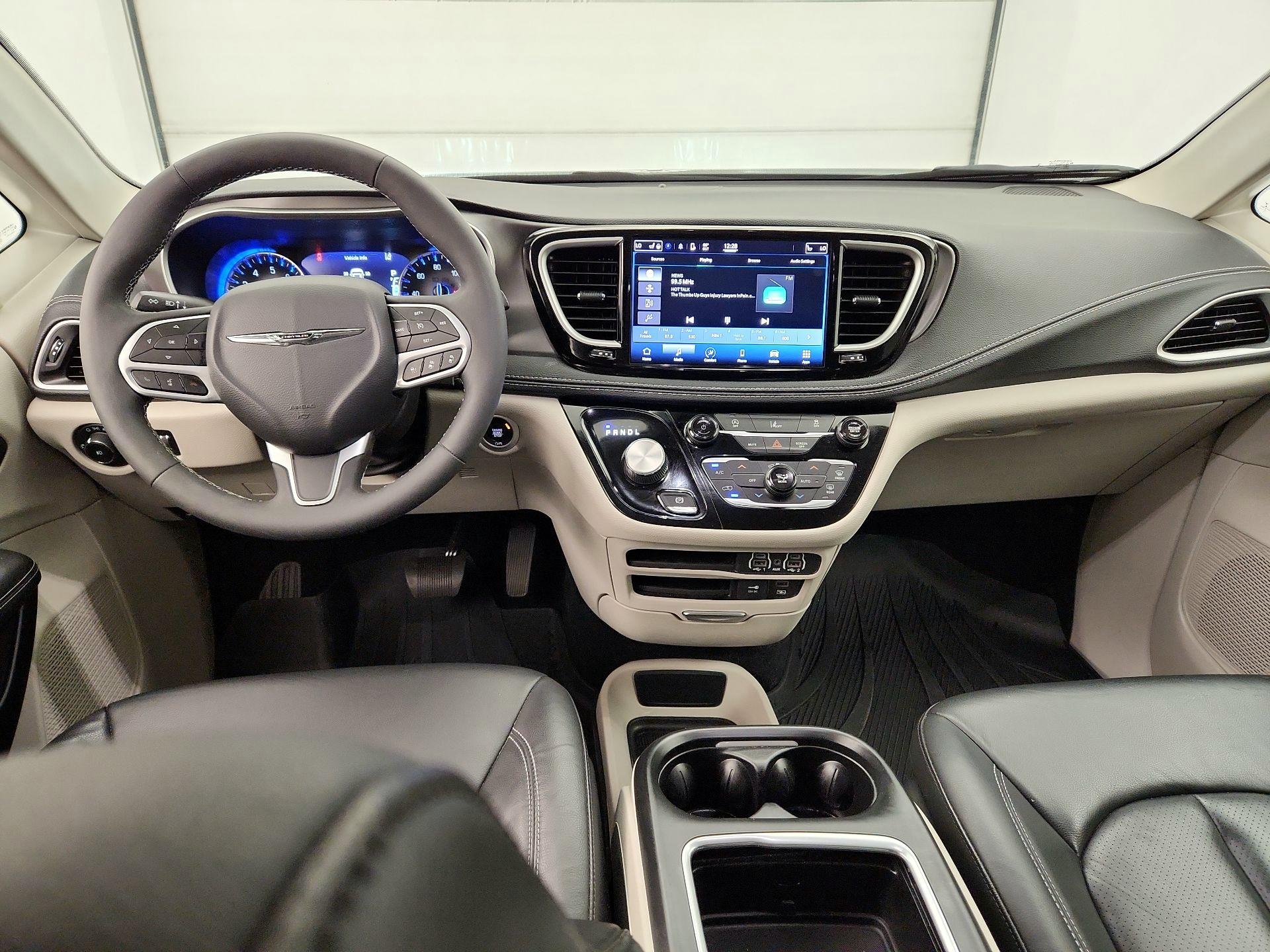 Thumbnail: 2022 Chrysler Pacifica - 9