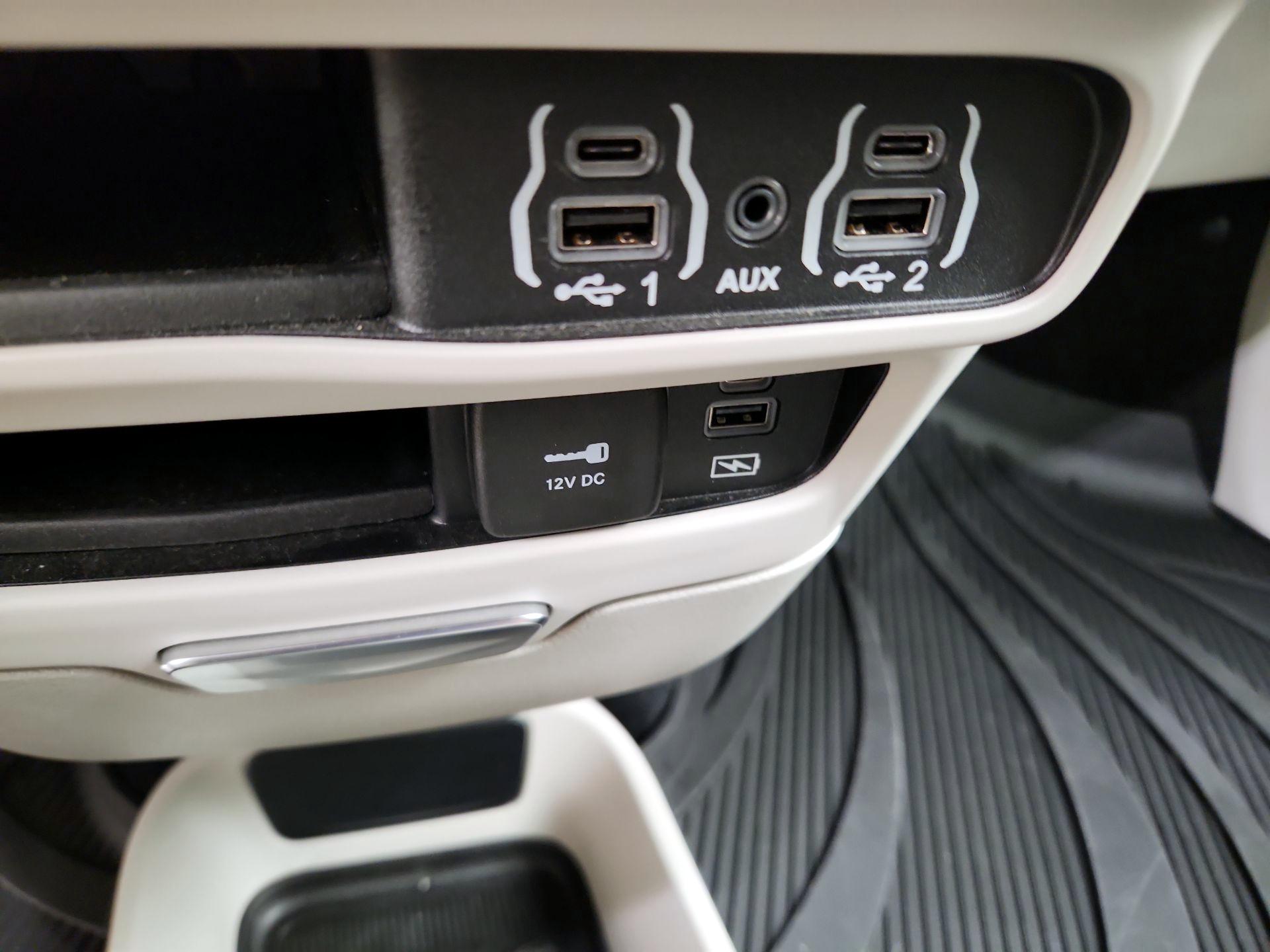 Thumbnail: 2022 Chrysler Pacifica - 18