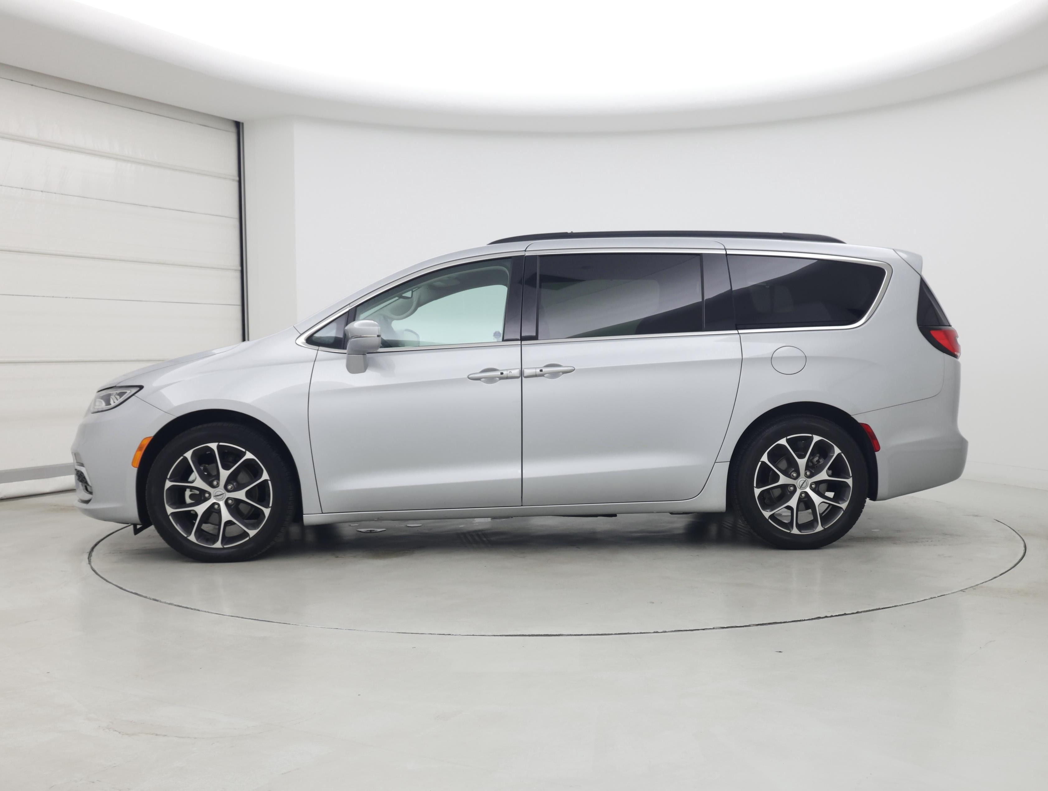 Thumbnail: 2022 Chrysler Pacifica - 3