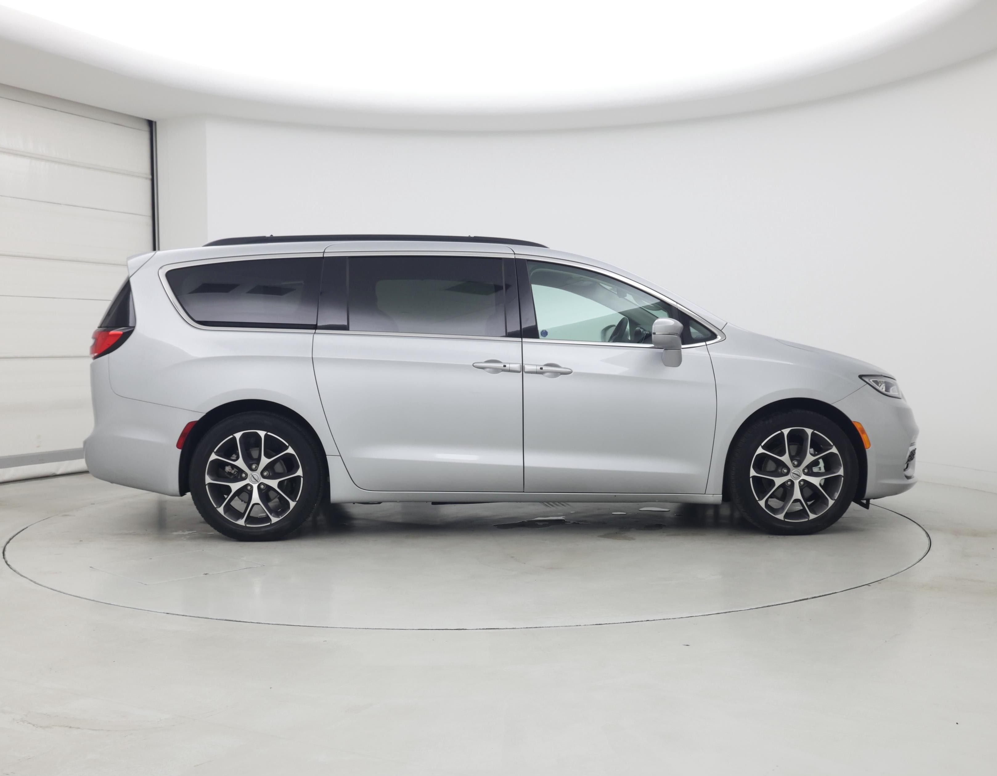 Thumbnail: 2022 Chrysler Pacifica - 7