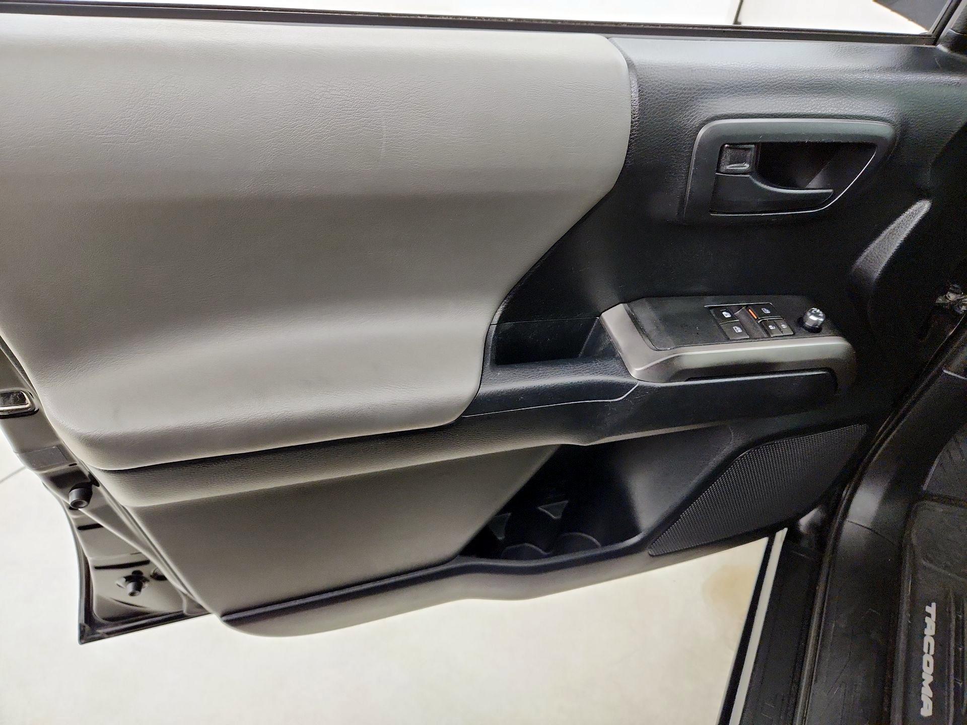 Thumbnail: 2016 Toyota Tacoma - 12