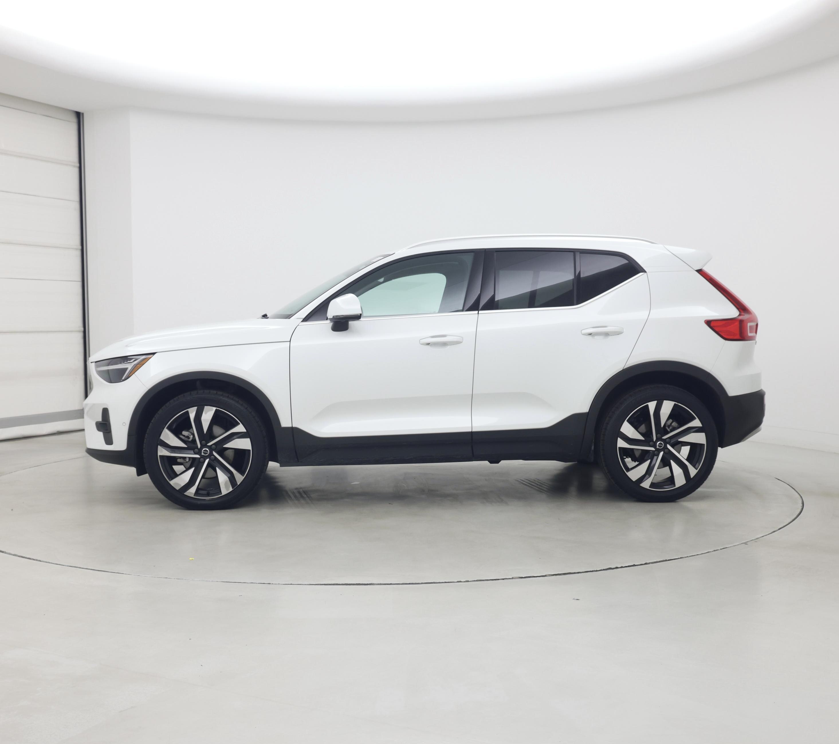 Thumbnail: 2023 Volvo XC40 - 3