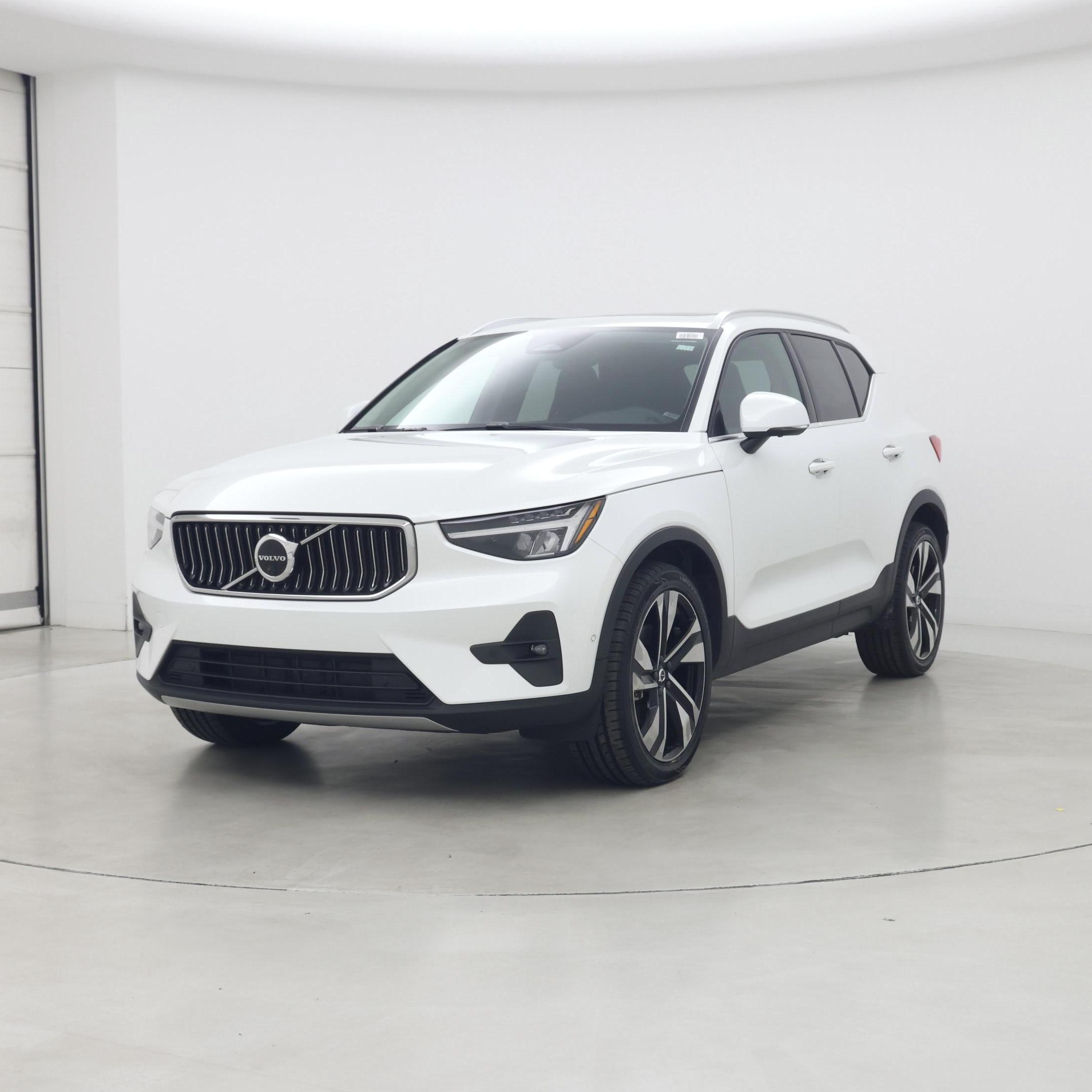 Thumbnail: 2023 Volvo XC40 - 4