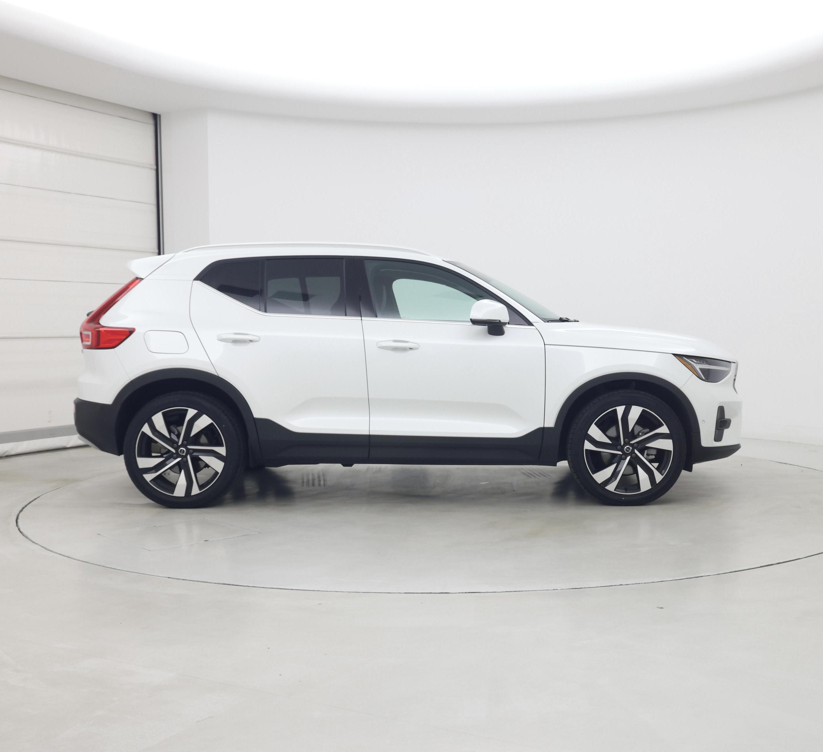Thumbnail: 2023 Volvo XC40 - 7