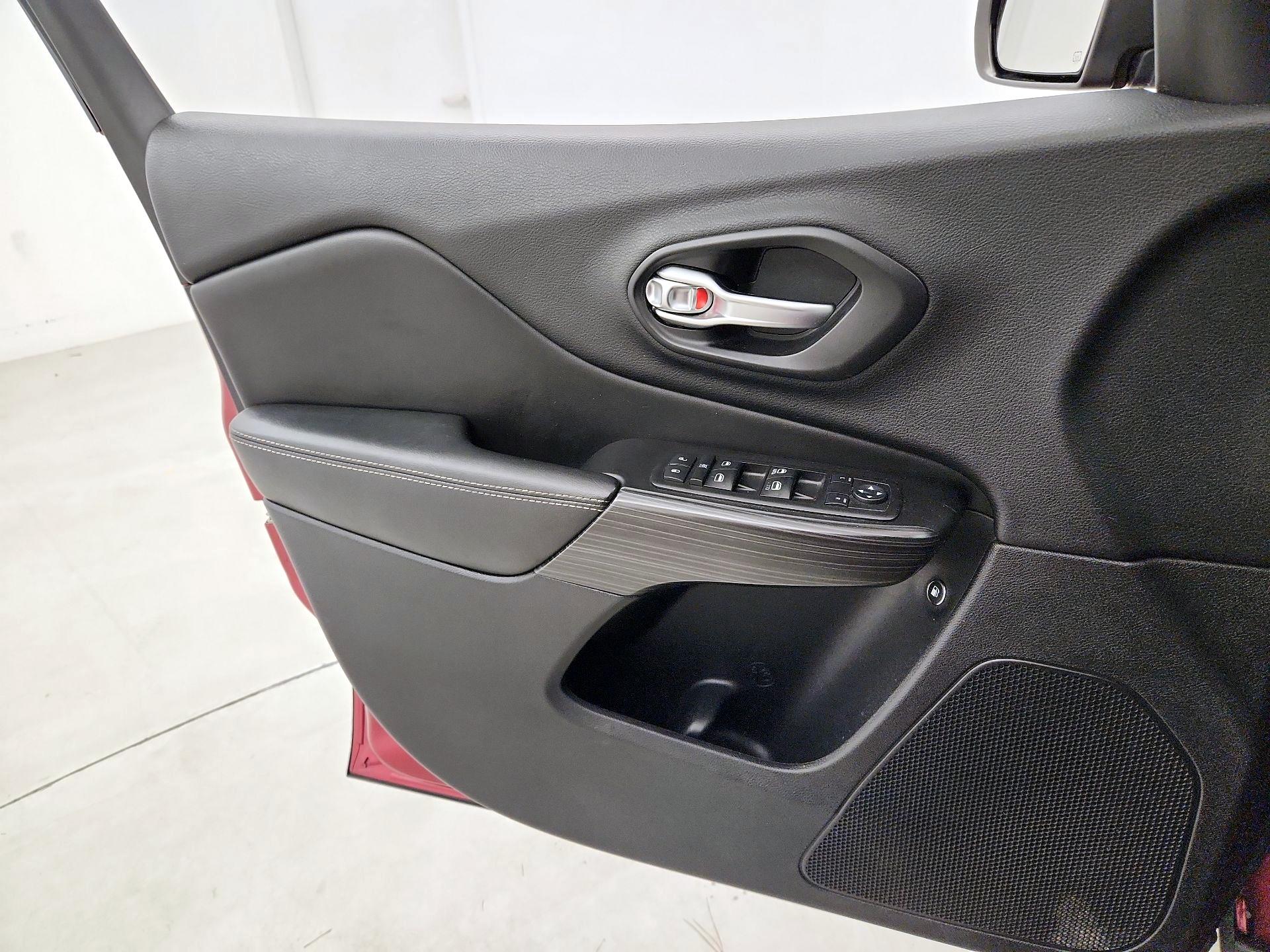 Thumbnail: 2015 Jeep Cherokee - 12