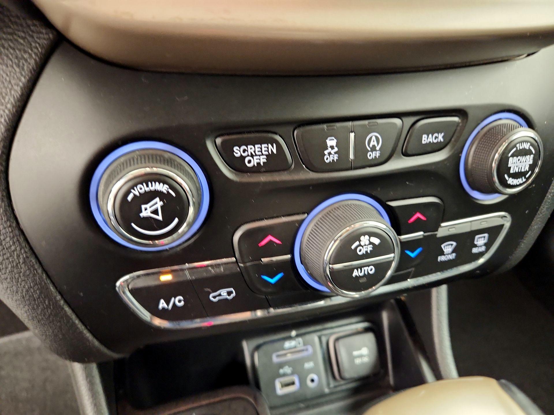 Thumbnail: 2015 Jeep Cherokee - 17