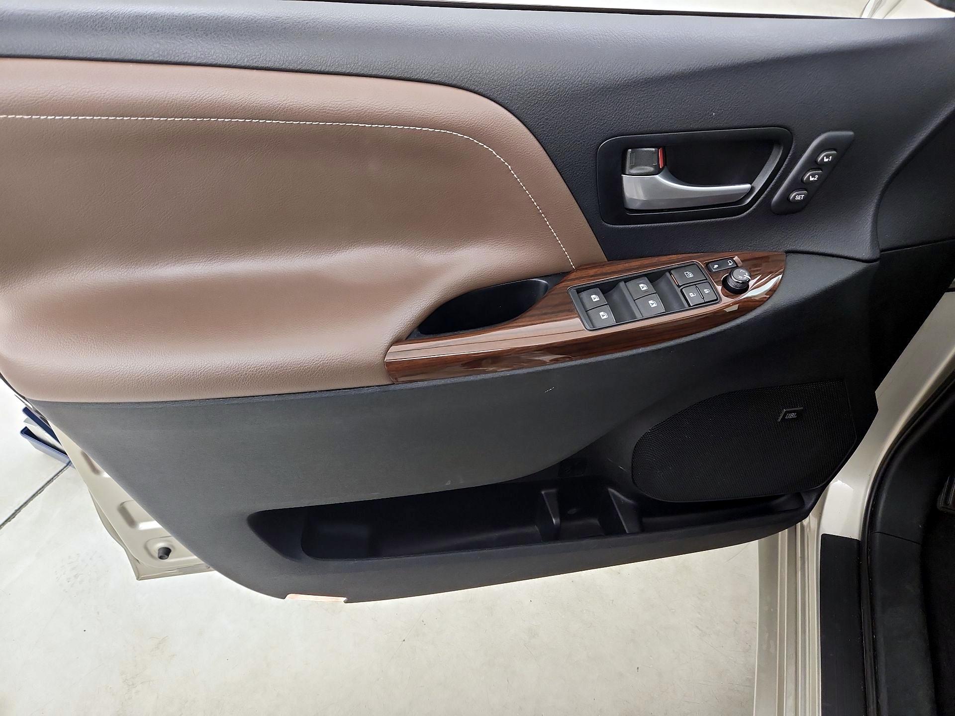 Thumbnail: 2015 Toyota Sienna - 12