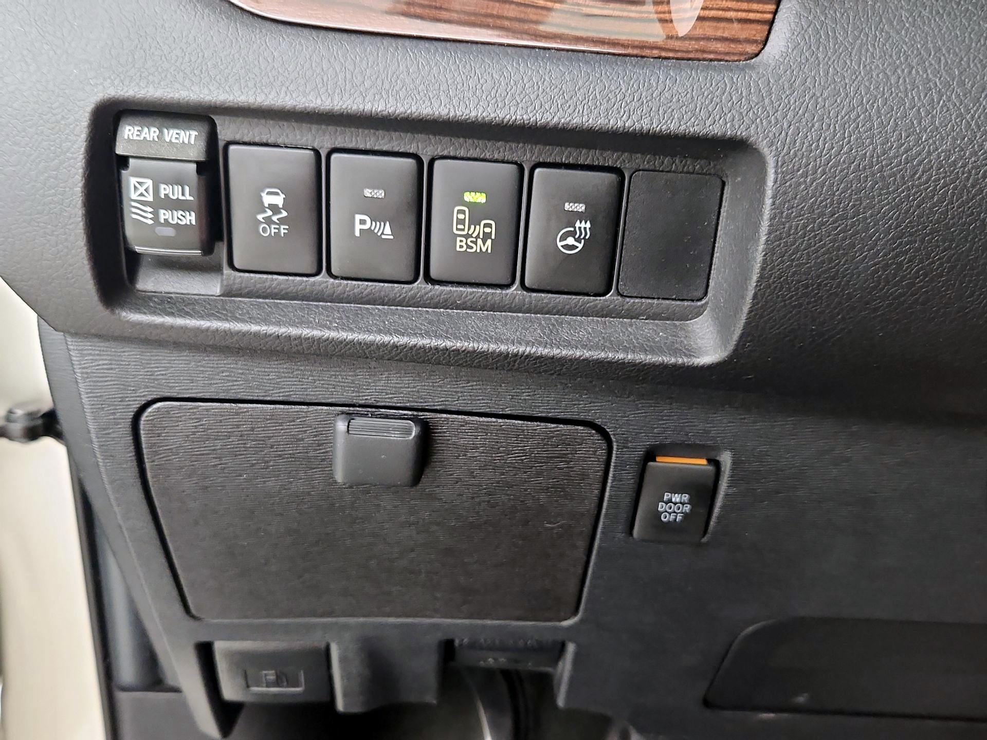 Thumbnail: 2015 Toyota Sienna - 13